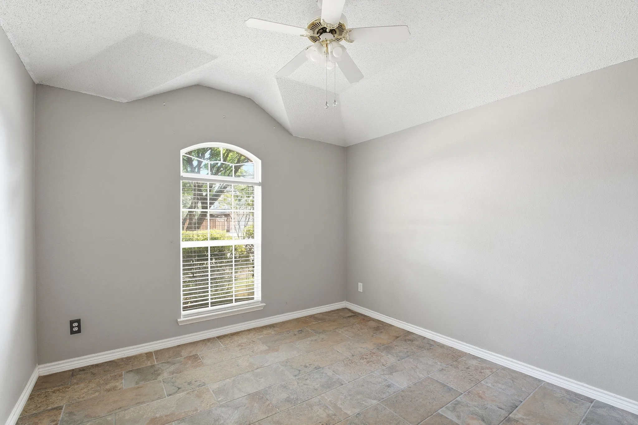 Single Family Residence For Sale in Collin County , 420 Brookwood Drive, Murphy, Texas 75094, 4 Bedroom, 3 Bathroom, 2 Garage spaces, 2,668 Sqft, built in 2001, mls#21312410, Real Estate Agent in Murphy, Homes For Sale in Collin county, Homes For Sale in Murphy, Realtor in Murphy Texas, Real Estate Brokerage Independent Realty Texas, Luminita Cordes Realtor