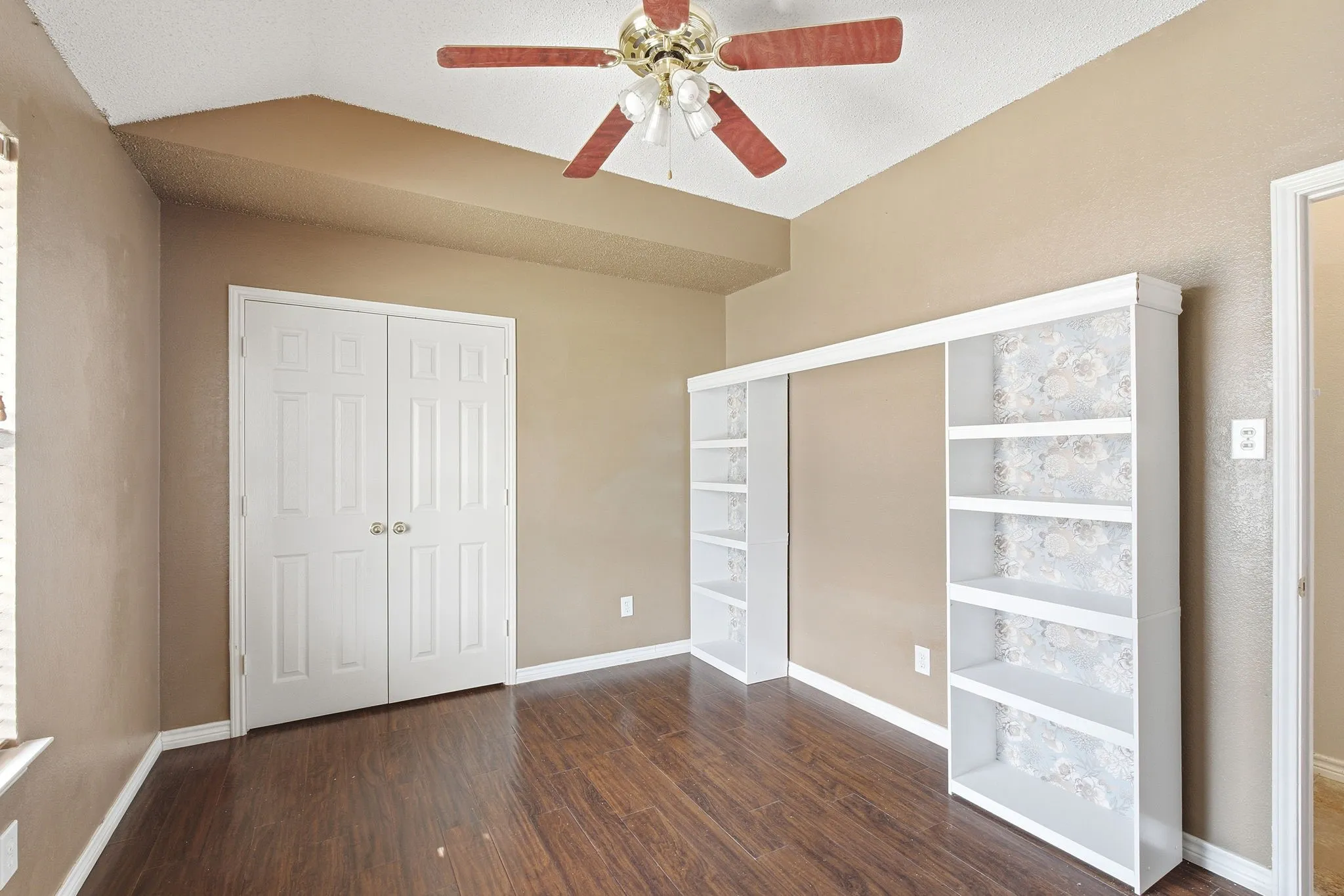Single Family Residence For Sale in Collin County , 420 Brookwood Drive, Murphy, Texas 75094, 4 Bedroom, 3 Bathroom, 2 Garage spaces, 2,668 Sqft, built in 2001, mls#21312410, Real Estate Agent in Murphy, Homes For Sale in Collin county, Homes For Sale in Murphy, Realtor in Murphy Texas, Real Estate Brokerage Independent Realty Texas, Luminita Cordes Realtor
