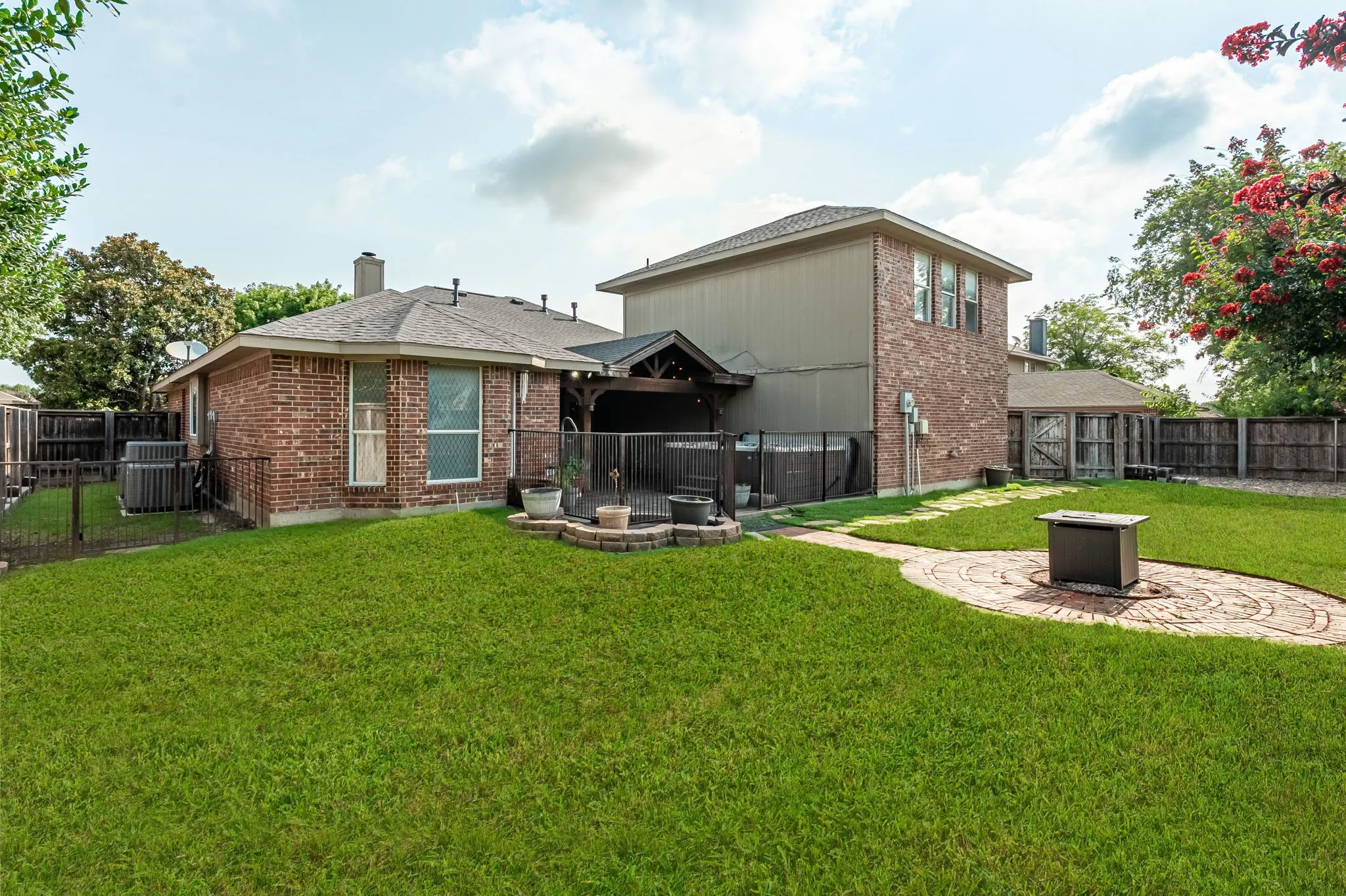 Single Family Residence For Sale in Collin County , 420 Brookwood Drive, Murphy, Texas 75094, 4 Bedroom, 3 Bathroom, 2 Garage spaces, 2,668 Sqft, built in 2001, mls#21312410, Real Estate Agent in Murphy, Homes For Sale in Collin county, Homes For Sale in Murphy, Realtor in Murphy Texas, Real Estate Brokerage Independent Realty Texas, Luminita Cordes Realtor