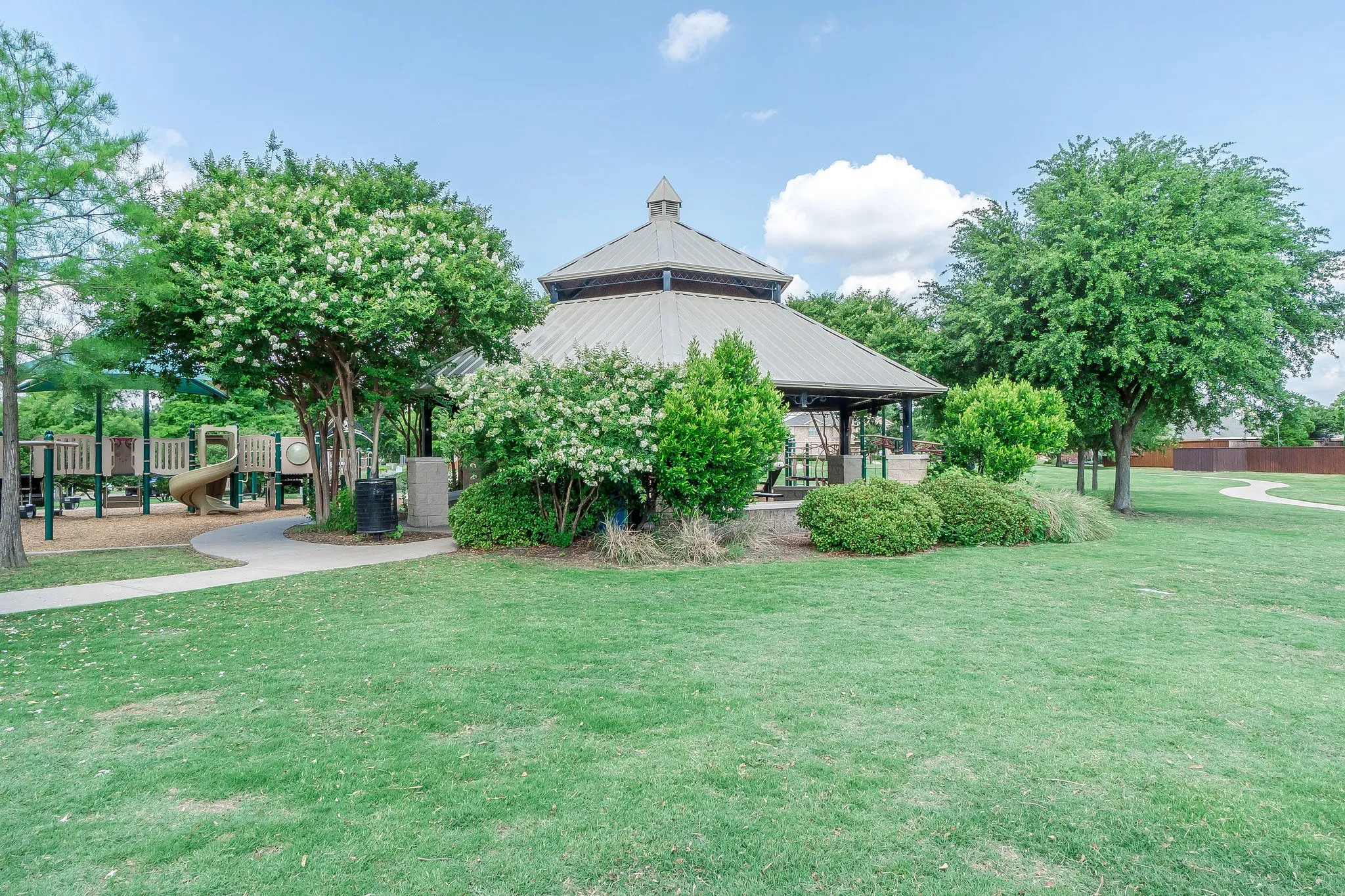 Single Family Residence For Sale in Collin County , 420 Brookwood Drive, Murphy, Texas 75094, 4 Bedroom, 3 Bathroom, 2 Garage spaces, 2,668 Sqft, built in 2001, mls#21312410, Real Estate Agent in Murphy, Homes For Sale in Collin county, Homes For Sale in Murphy, Realtor in Murphy Texas, Real Estate Brokerage Independent Realty Texas, Luminita Cordes Realtor