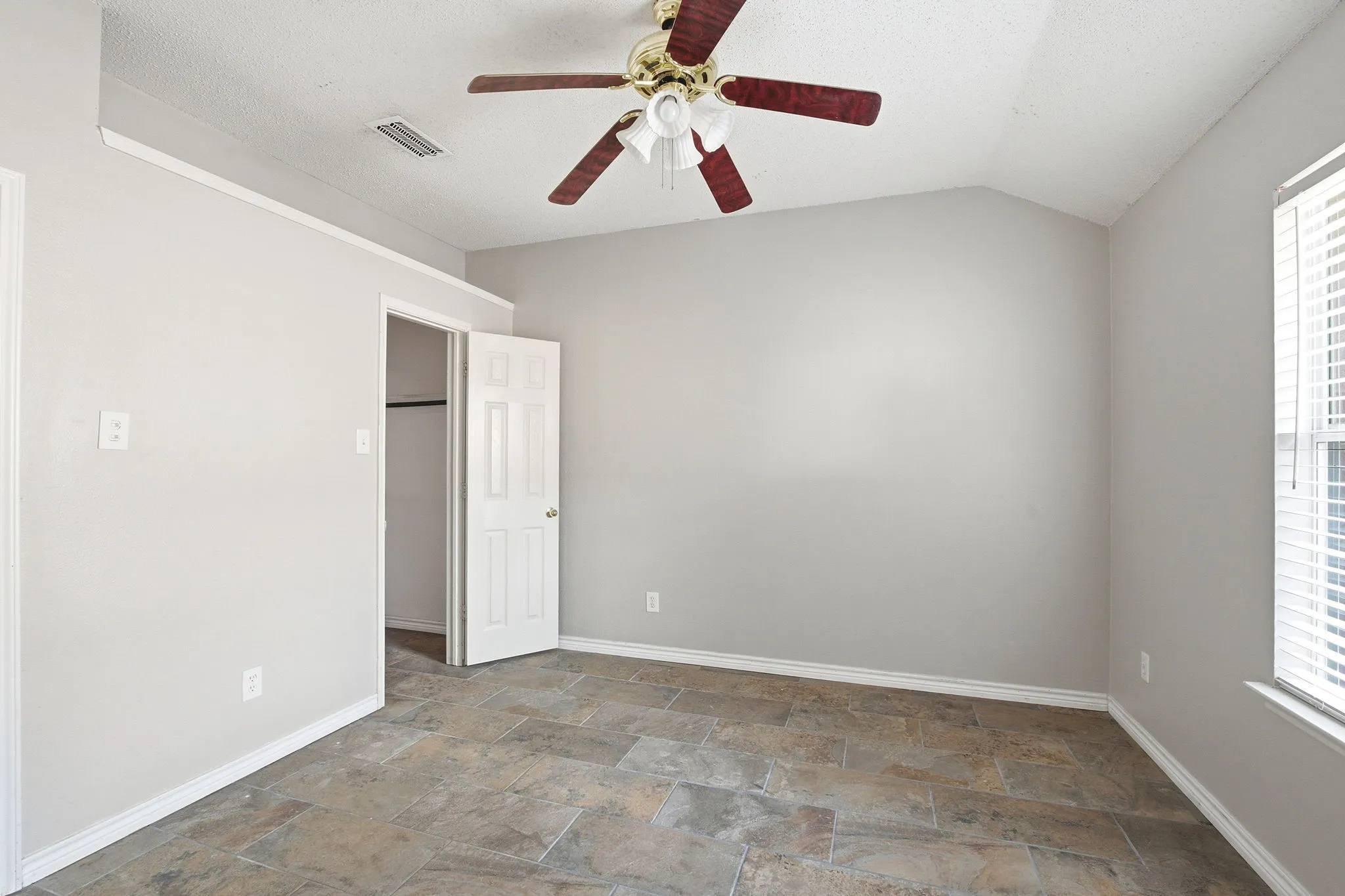 Single Family Residence For Sale in Collin County , 420 Brookwood Drive, Murphy, Texas 75094, 4 Bedroom, 3 Bathroom, 2 Garage spaces, 2,668 Sqft, built in 2001, mls#21312410, Real Estate Agent in Murphy, Homes For Sale in Collin county, Homes For Sale in Murphy, Realtor in Murphy Texas, Real Estate Brokerage Independent Realty Texas, Luminita Cordes Realtor