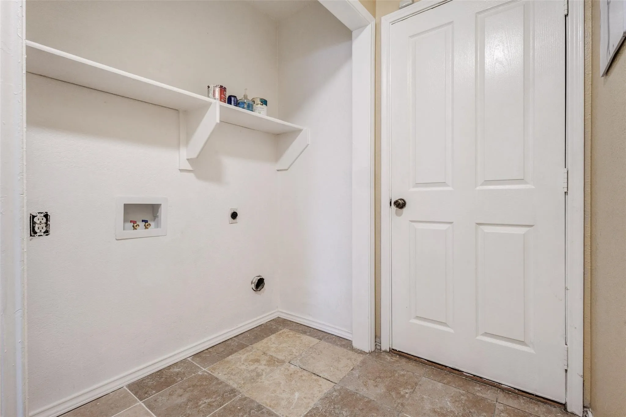 Single Family Residence For Sale in Tarrant County , 5808 Caprock Drive, Arlington, Texas 76018, 3 Bedroom, 4 Bathroom, 2 Garage spaces, 1,980 Sqft, built in 1992, mls#21297301, Real Estate Agent in Arlington, Homes For Sale in Tarrant county, Homes For Sale in Arlington, Realtor in Arlington Texas, Real Estate Brokerage Independent Realty Texas, Luminita Cordes Realtor