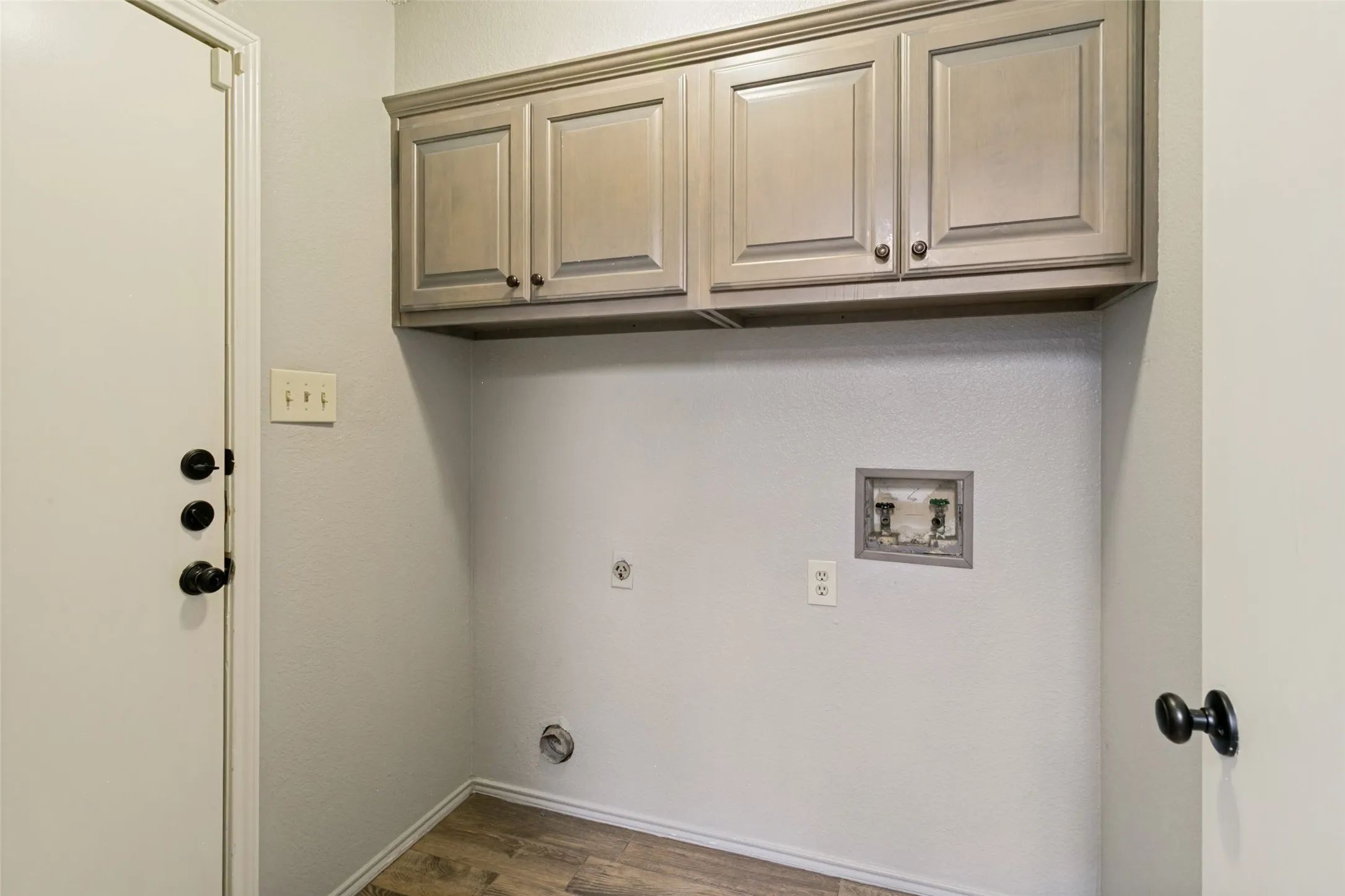 Single Family Residence For Sale in Tarrant County , 1103 Appleton Drive, Mansfield, Texas 76063, 3 Bedroom, 2 Bathroom, 2 Garage spaces, 1,547 Sqft, built in 1987, Price $339,900, mls#21314050, Real Estate Agent in Mansfield, Homes For Sale in Tarrant county, Homes For Sale in Mansfield, Realtor in Mansfield Texas, Real Estate Brokerage Independent Realty Texas, Luminita Cordes Realtor