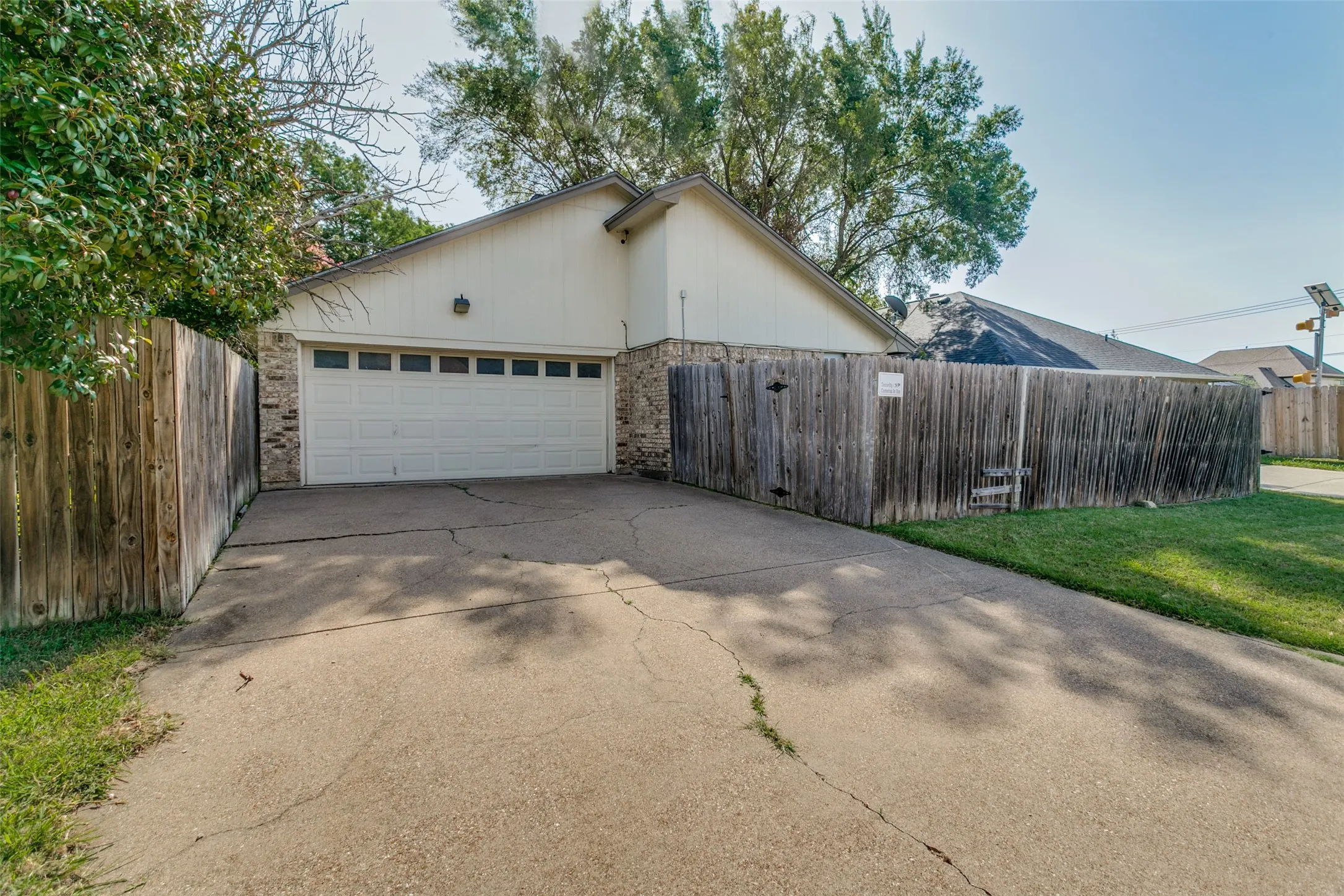 Single Family Residence For Sale in Tarrant County , 1103 Appleton Drive, Mansfield, Texas 76063, 3 Bedroom, 2 Bathroom, 2 Garage spaces, 1,547 Sqft, built in 1987, Price $339,900, mls#21314050, Real Estate Agent in Mansfield, Homes For Sale in Tarrant county, Homes For Sale in Mansfield, Realtor in Mansfield Texas, Real Estate Brokerage Independent Realty Texas, Luminita Cordes Realtor