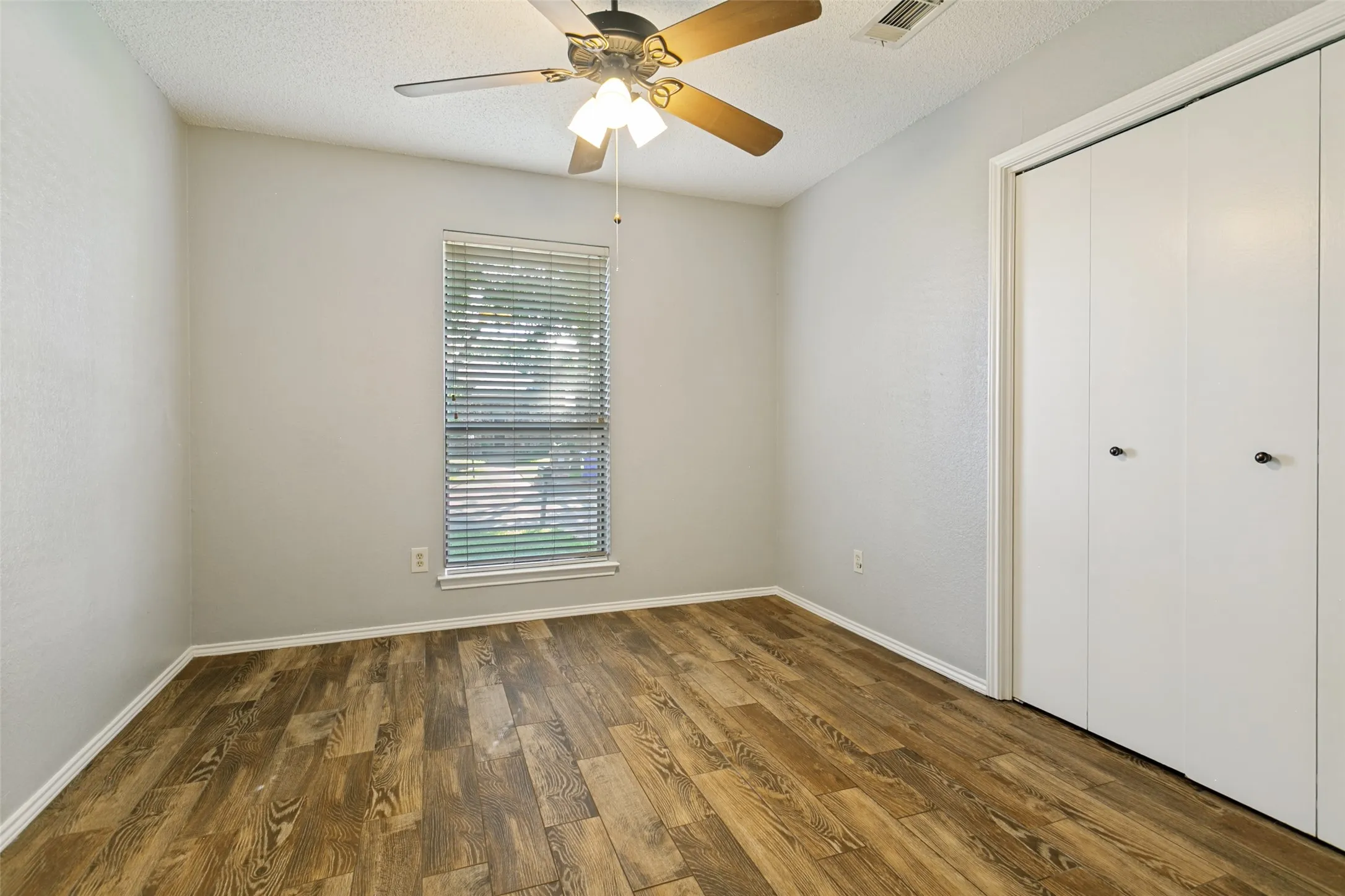 Single Family Residence For Sale in Tarrant County , 1103 Appleton Drive, Mansfield, Texas 76063, 3 Bedroom, 2 Bathroom, 2 Garage spaces, 1,547 Sqft, built in 1987, Price $339,900, mls#21314050, Real Estate Agent in Mansfield, Homes For Sale in Tarrant county, Homes For Sale in Mansfield, Realtor in Mansfield Texas, Real Estate Brokerage Independent Realty Texas, Luminita Cordes Realtor