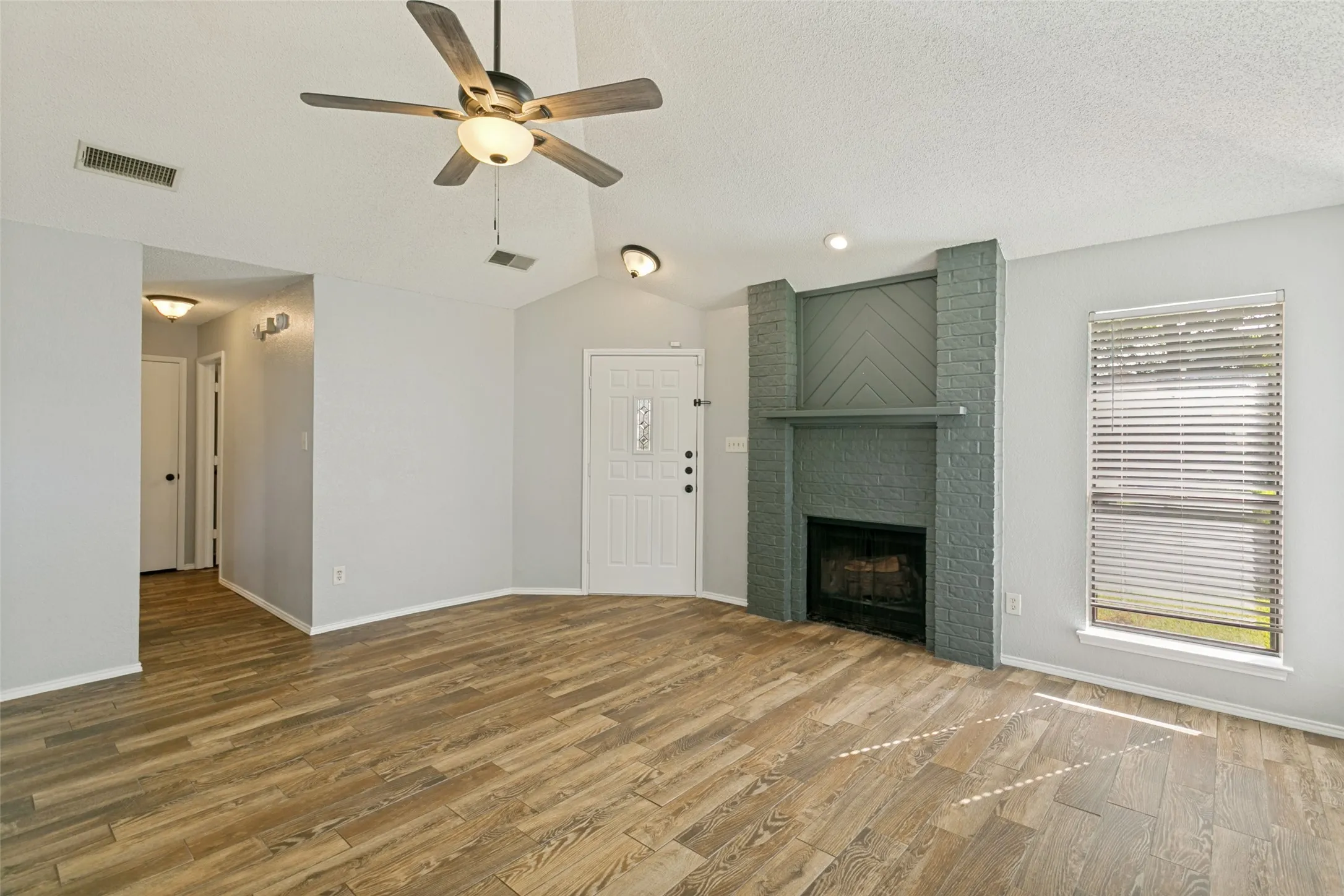Single Family Residence For Sale in Tarrant County , 1103 Appleton Drive, Mansfield, Texas 76063, 3 Bedroom, 2 Bathroom, 2 Garage spaces, 1,547 Sqft, built in 1987, Price $339,900, mls#21314050, Real Estate Agent in Mansfield, Homes For Sale in Tarrant county, Homes For Sale in Mansfield, Realtor in Mansfield Texas, Real Estate Brokerage Independent Realty Texas, Luminita Cordes Realtor