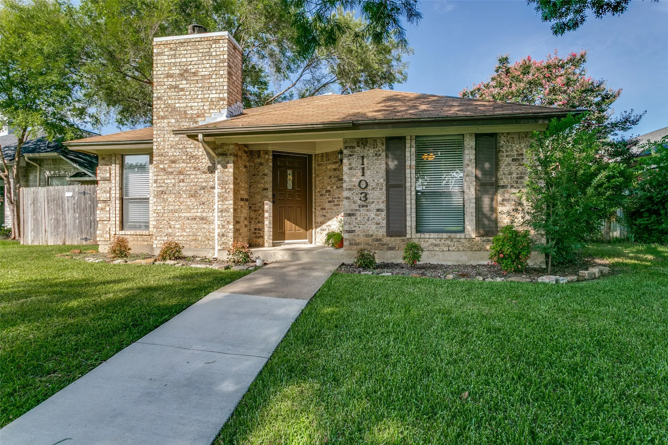 Single Family Residence For Sale in Tarrant County , 1103 Appleton Drive, Mansfield, Texas 76063, 3 Bedroom, 2 Bathroom, 2 Garage spaces, 1,547 Sqft, built in 1987, Price $339,900, mls#21314050, Real Estate Agent in Mansfield, Homes For Sale in Tarrant county, Homes For Sale in Mansfield, Realtor in Mansfield Texas, Real Estate Brokerage Independent Realty Texas, Luminita Cordes Realtor