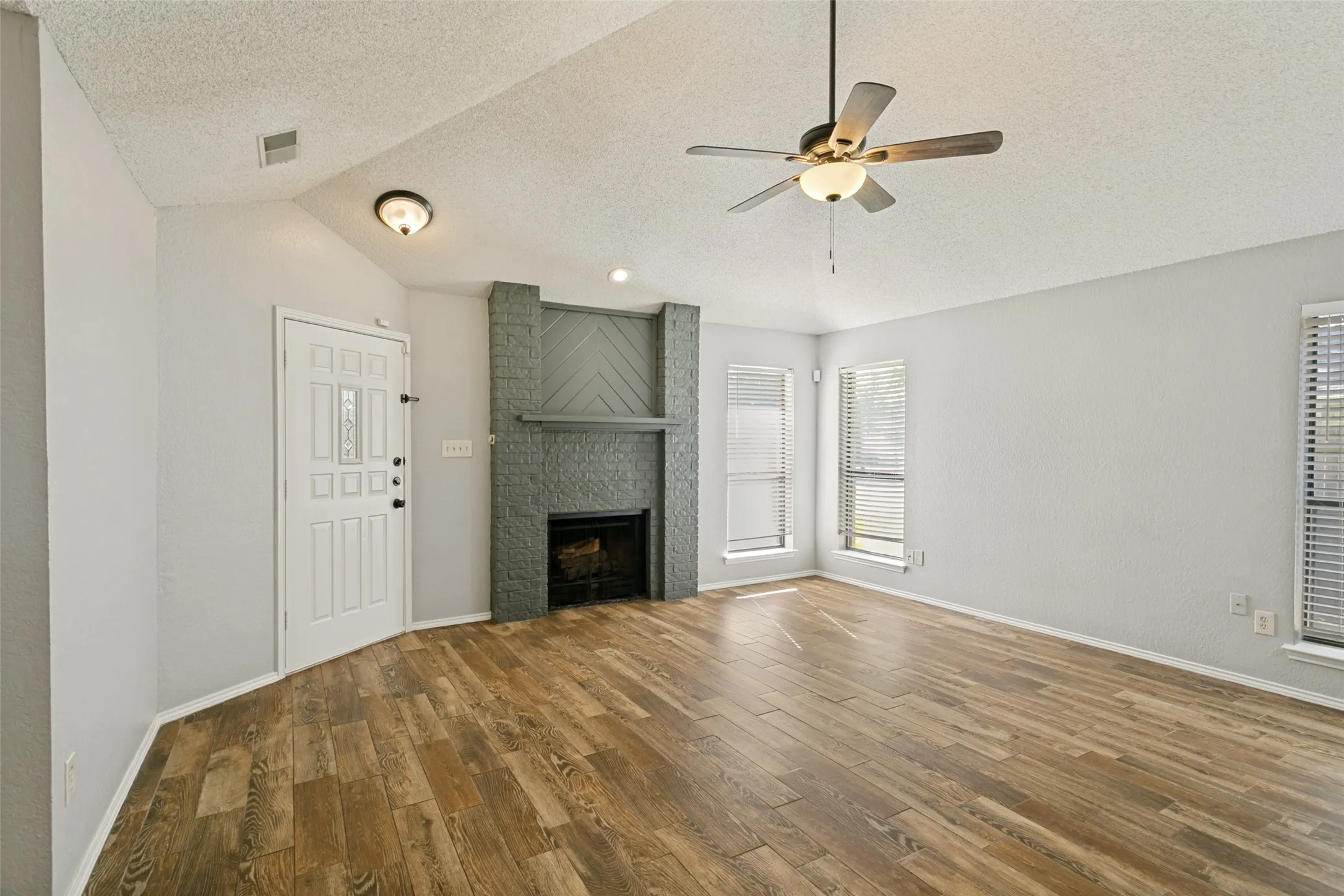 Single Family Residence For Sale in Tarrant County , 1103 Appleton Drive, Mansfield, Texas 76063, 3 Bedroom, 2 Bathroom, 2 Garage spaces, 1,547 Sqft, built in 1987, Price $339,900, mls#21314050, Real Estate Agent in Mansfield, Homes For Sale in Tarrant county, Homes For Sale in Mansfield, Realtor in Mansfield Texas, Real Estate Brokerage Independent Realty Texas, Luminita Cordes Realtor