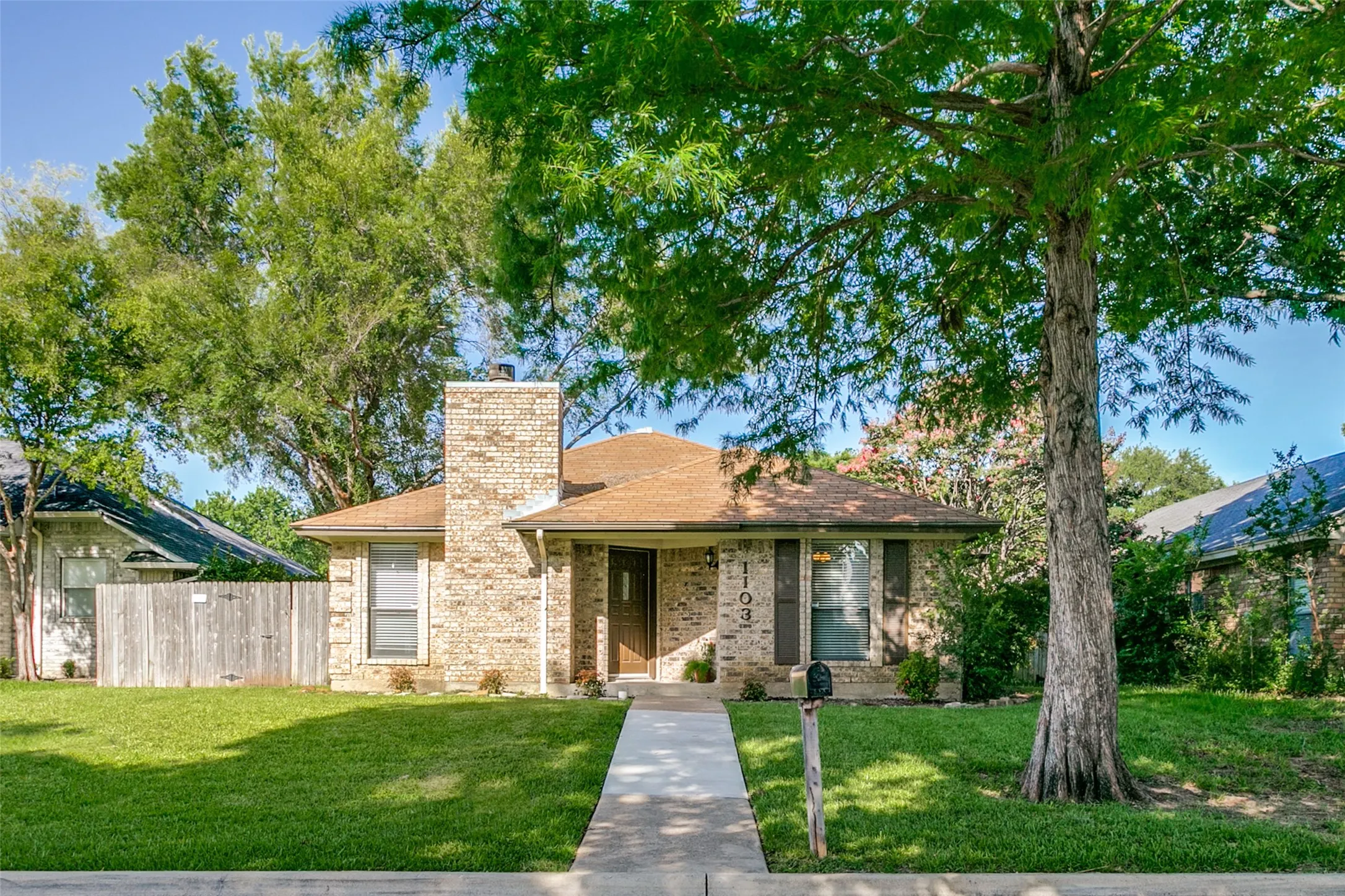 Single Family Residence For Sale in Tarrant County , 1103 Appleton Drive, Mansfield, Texas 76063, 3 Bedroom, 2 Bathroom, 2 Garage spaces, 1,547 Sqft, built in 1987, Price $339,900, mls#21314050, Real Estate Agent in Mansfield, Homes For Sale in Tarrant county, Homes For Sale in Mansfield, Realtor in Mansfield Texas, Real Estate Brokerage Independent Realty Texas, Luminita Cordes Realtor