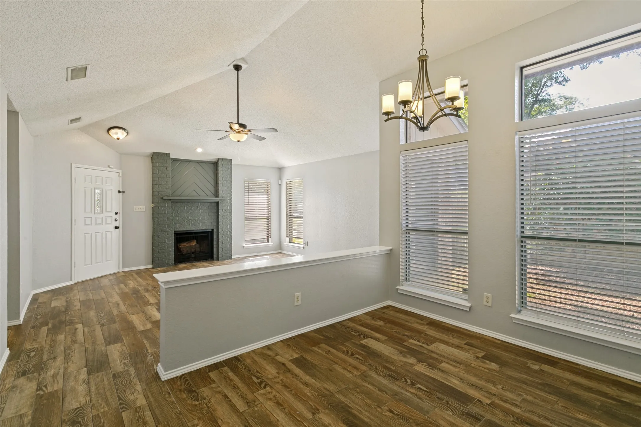 Single Family Residence For Sale in Tarrant County , 1103 Appleton Drive, Mansfield, Texas 76063, 3 Bedroom, 2 Bathroom, 2 Garage spaces, 1,547 Sqft, built in 1987, Price $339,900, mls#21314050, Real Estate Agent in Mansfield, Homes For Sale in Tarrant county, Homes For Sale in Mansfield, Realtor in Mansfield Texas, Real Estate Brokerage Independent Realty Texas, Luminita Cordes Realtor