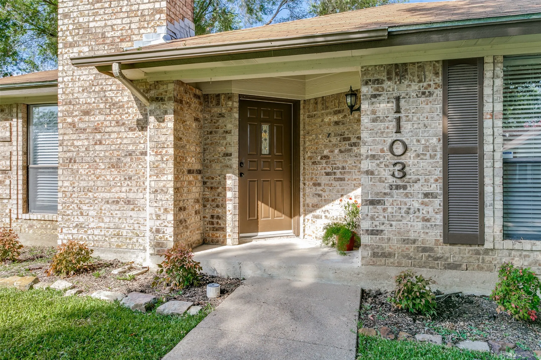 Single Family Residence For Sale in Tarrant County , 1103 Appleton Drive, Mansfield, Texas 76063, 3 Bedroom, 2 Bathroom, 2 Garage spaces, 1,547 Sqft, built in 1987, Price $339,900, mls#21314050, Real Estate Agent in Mansfield, Homes For Sale in Tarrant county, Homes For Sale in Mansfield, Realtor in Mansfield Texas, Real Estate Brokerage Independent Realty Texas, Luminita Cordes Realtor