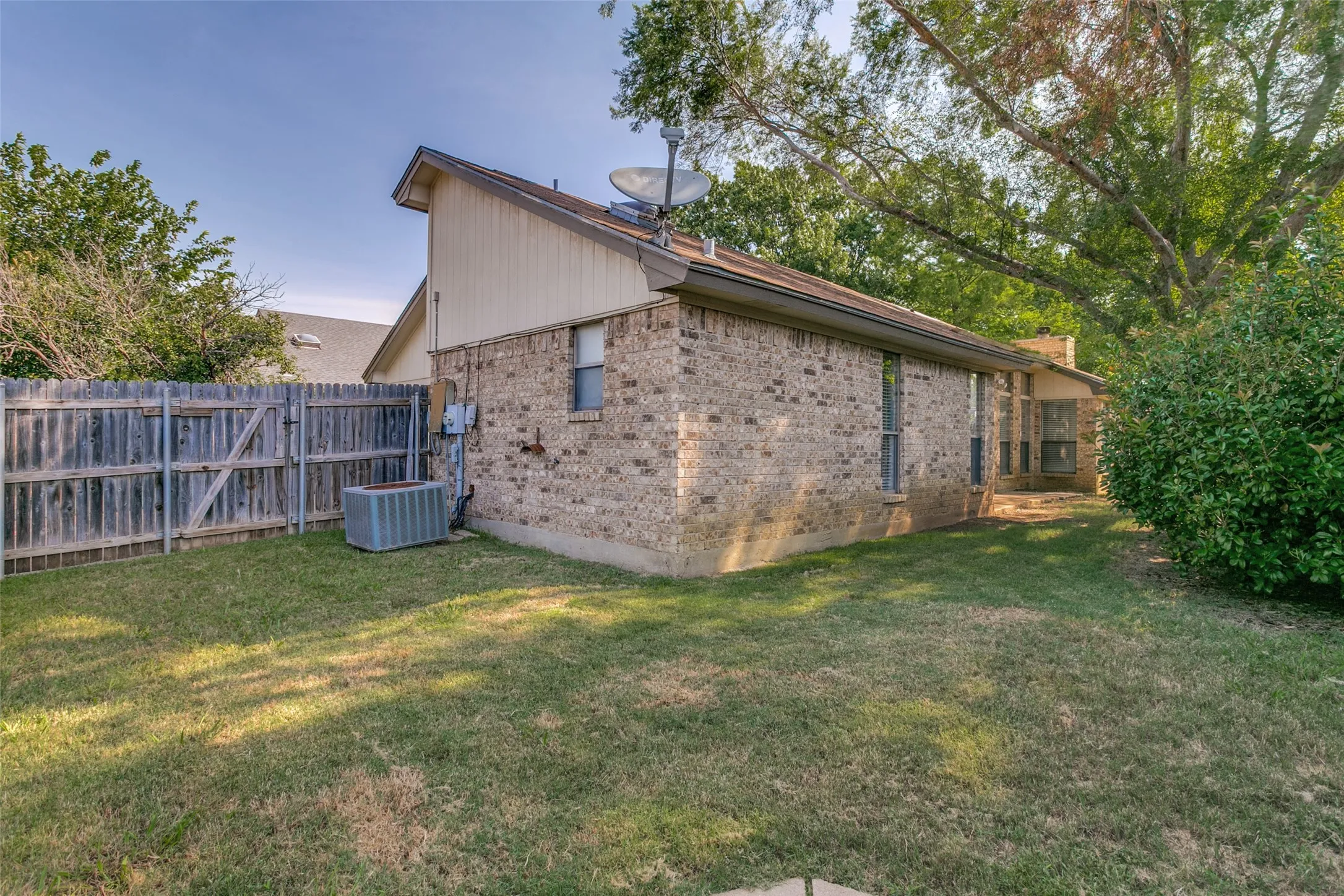 Single Family Residence For Sale in Tarrant County , 1103 Appleton Drive, Mansfield, Texas 76063, 3 Bedroom, 2 Bathroom, 2 Garage spaces, 1,547 Sqft, built in 1987, Price $339,900, mls#21314050, Real Estate Agent in Mansfield, Homes For Sale in Tarrant county, Homes For Sale in Mansfield, Realtor in Mansfield Texas, Real Estate Brokerage Independent Realty Texas, Luminita Cordes Realtor