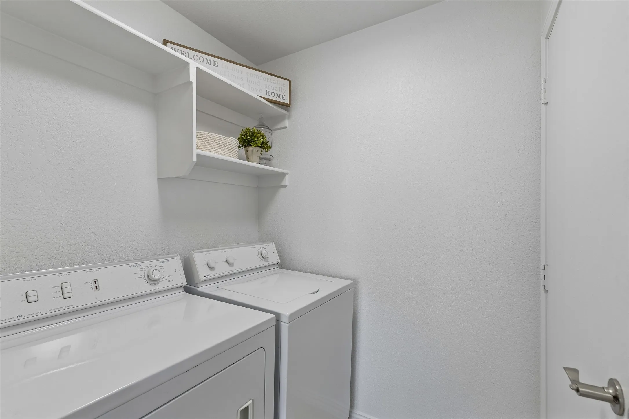 Single Family Residence For Sale in Tarrant County , 8364 Bowspirit Lane, Fort Worth, Texas 76053, 3 Bedroom, 2 Bathroom, 2 Garage spaces, 1,722 Sqft, built in 2003, mls#21314707, Real Estate Agent in Fort Worth, Homes For Sale in Tarrant county, Homes For Sale in Fort Worth, Realtor in Fort Worth Texas, Real Estate Brokerage Independent Realty Texas, Luminita Cordes Realtor
