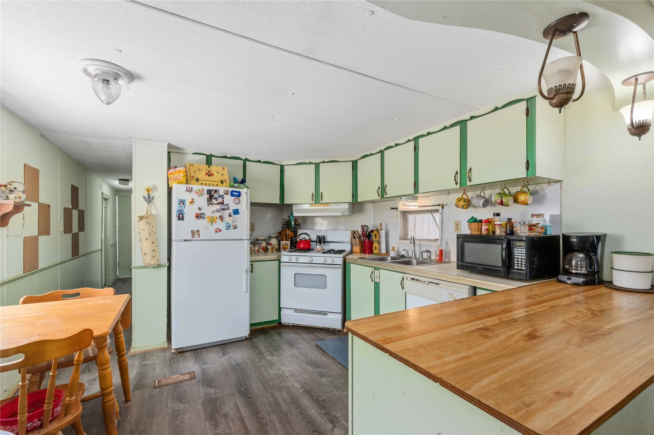 Mobile Home For Sale in Brown County , 9401 County Road 456, Brownwood, Texas 76801, 3 Bedroom, 2 Bathroom, Garage spaces, 1,236 Sqft, built in 1976, mls#21312619, Real Estate Agent in Brownwood, Homes For Sale in Brown county, Homes For Sale in Brownwood, Realtor in Brownwood Texas, Real Estate Brokerage Independent Realty Texas, Luminita Cordes Realtor