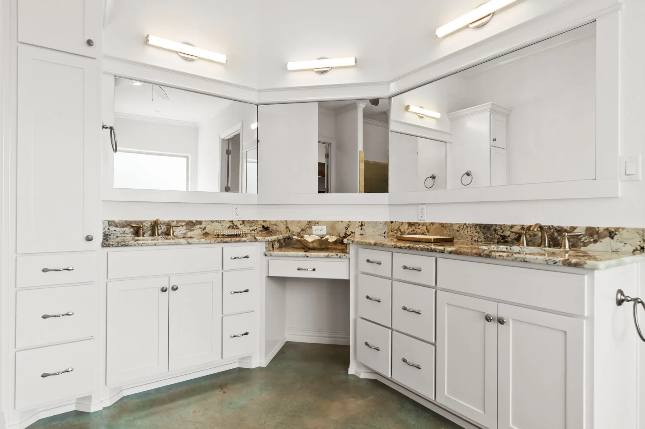 Single Family Residence For Sale in Hill County , 28029 Marina Drive, Whitney, Texas 76692, 4 Bedroom, 3 Bathroom, 2 Garage spaces, 3,356 Sqft, built in 2018, mls#21314427, Real Estate Agent in Whitney, Homes For Sale in Hill county, Homes For Sale in Whitney, Realtor in Whitney Texas, Real Estate Brokerage Independent Realty Texas, Luminita Cordes Realtor