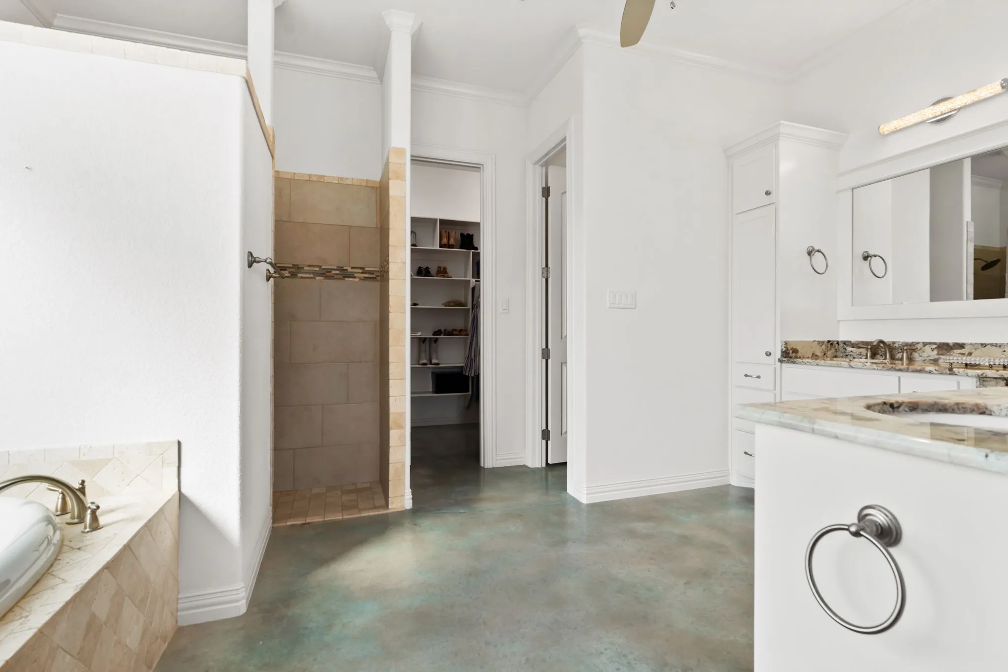 Single Family Residence For Sale in Hill County , 28029 Marina Drive, Whitney, Texas 76692, 4 Bedroom, 3 Bathroom, 2 Garage spaces, 3,356 Sqft, built in 2018, mls#21314427, Real Estate Agent in Whitney, Homes For Sale in Hill county, Homes For Sale in Whitney, Realtor in Whitney Texas, Real Estate Brokerage Independent Realty Texas, Luminita Cordes Realtor