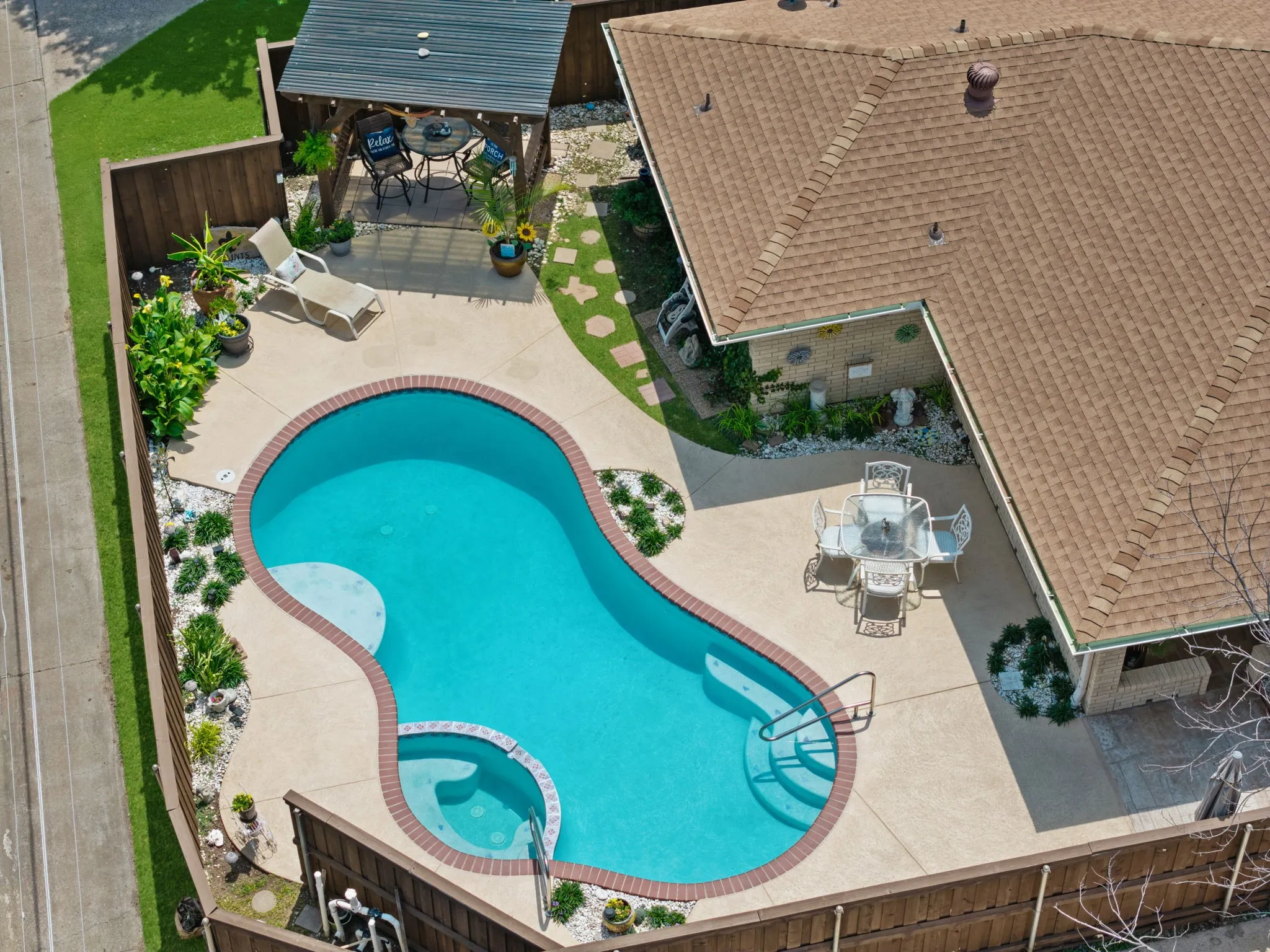 Single Family Residence For Sale in Collin County , 1521 Baffin Bay Drive, Plano, Texas 75075, 4 Bedroom, 3 Bathroom, 2 Garage spaces, 2,403 Sqft, built in 1977, mls#21314583, Real Estate Agent in Plano, Homes For Sale in Collin county, Homes For Sale in Plano, Realtor in Plano Texas, Real Estate Brokerage Independent Realty Texas, Luminita Cordes Realtor