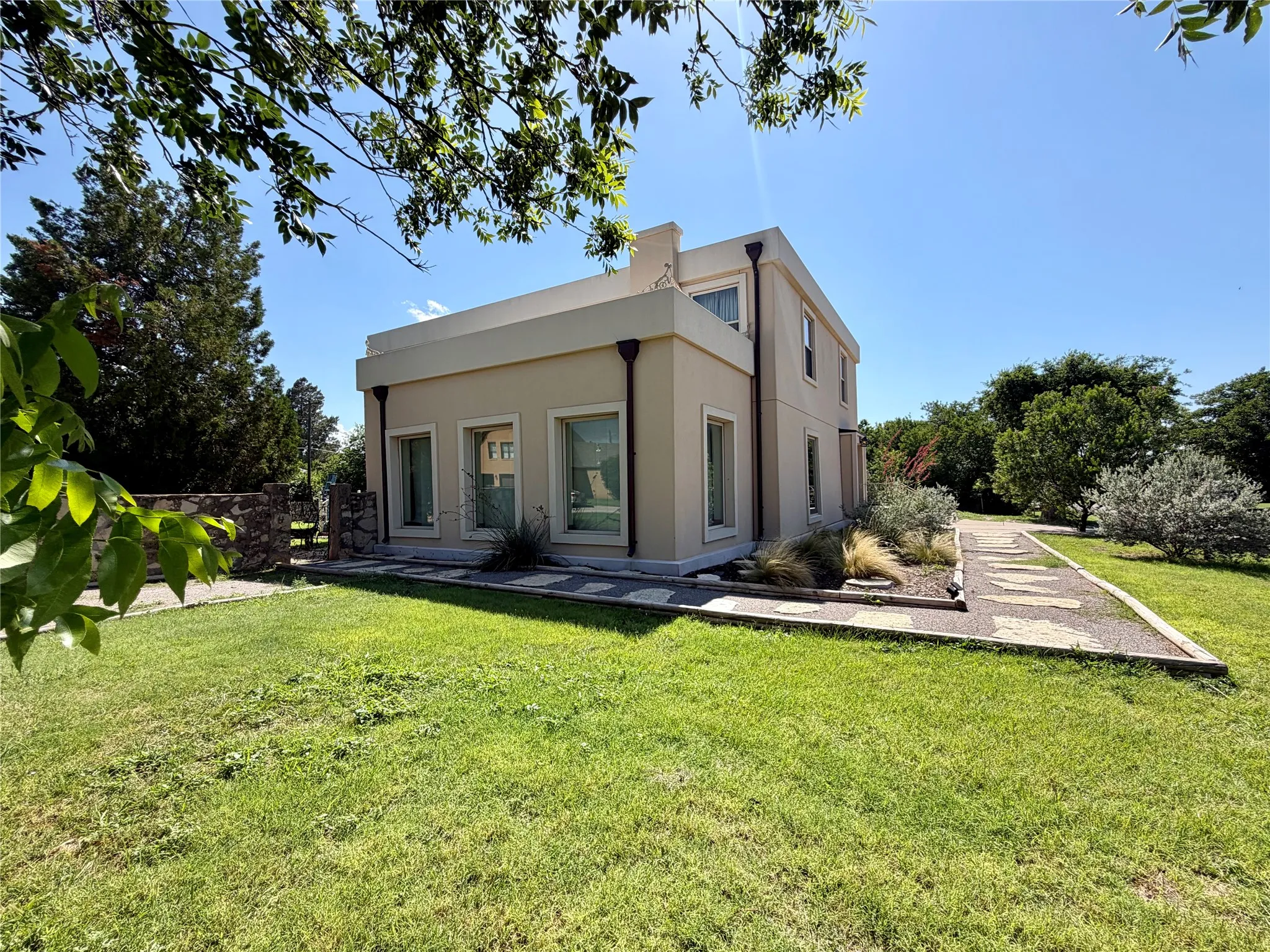 Single Family Residence For Sale in Hardeman County , 901 W Third Street, Quanah, Texas 79252, 7 Bedroom, 3 Bathroom, Garage spaces, 3,882 Sqft, built in 1918, mls#21314774, Real Estate Agent in Quanah, Homes For Sale in Hardeman county, Homes For Sale in Quanah, Realtor in Quanah Texas, Real Estate Brokerage Independent Realty Texas, Luminita Cordes Realtor