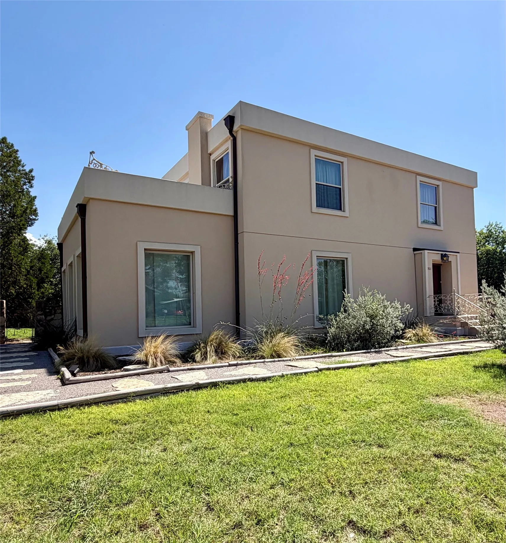 Single Family Residence For Sale in Hardeman County , 901 W Third Street, Quanah, Texas 79252, 7 Bedroom, 3 Bathroom, Garage spaces, 3,882 Sqft, built in 1918, mls#21314774, Real Estate Agent in Quanah, Homes For Sale in Hardeman county, Homes For Sale in Quanah, Realtor in Quanah Texas, Real Estate Brokerage Independent Realty Texas, Luminita Cordes Realtor