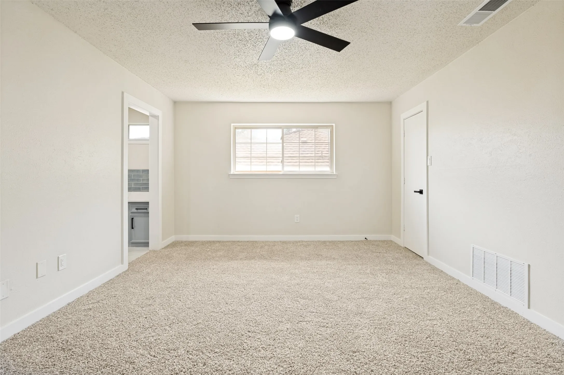 Single Family Residence For Sale in Dallas County , 2302 Greenhill Drive, Carrollton, Texas 75006, 4 Bedroom, 2 Bathroom, 2 Garage spaces, 2,065 Sqft, built in 1973, mls#21314733, Real Estate Agent in Carrollton, Homes For Sale in Dallas county, Homes For Sale in Carrollton, Realtor in Carrollton Texas, Real Estate Brokerage Independent Realty Texas, Luminita Cordes Realtor