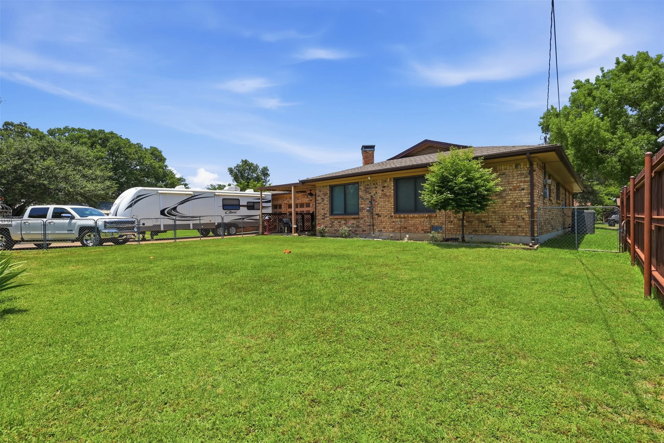 Single Family Residence For Sale in Johnson County , 1117 Sheridan Lane, Cleburne, Texas 76033, 3 Bedroom, 2 Bathroom, 2 Garage spaces, 1,806 Sqft, built in 1966, mls#21313997, Real Estate Agent in Cleburne, Homes For Sale in Johnson county, Homes For Sale in Cleburne, Realtor in Cleburne Texas, Real Estate Brokerage Independent Realty Texas, Luminita Cordes Realtor