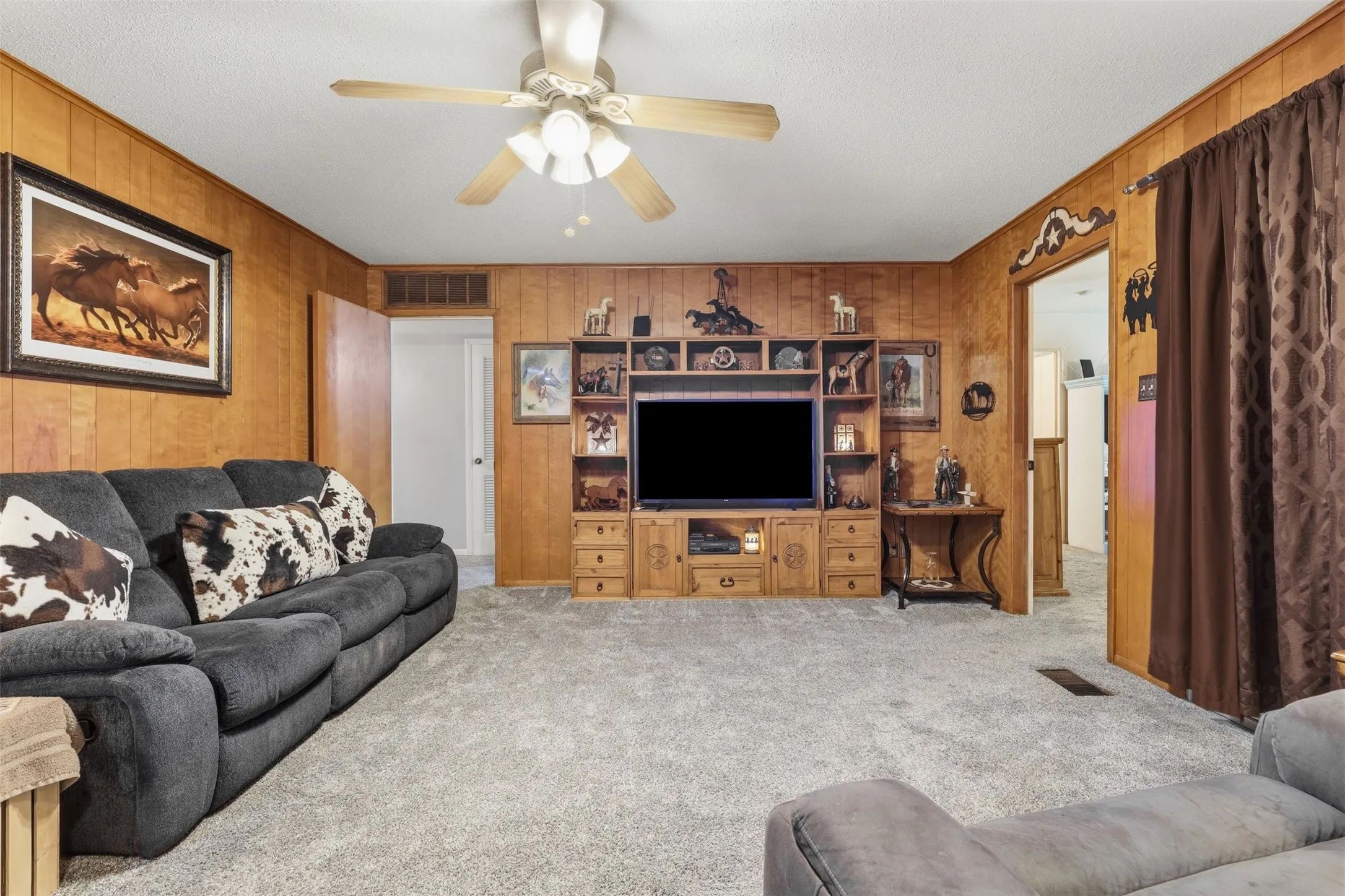 Single Family Residence For Sale in Johnson County , 1117 Sheridan Lane, Cleburne, Texas 76033, 3 Bedroom, 2 Bathroom, 2 Garage spaces, 1,806 Sqft, built in 1966, mls#21313997, Real Estate Agent in Cleburne, Homes For Sale in Johnson county, Homes For Sale in Cleburne, Realtor in Cleburne Texas, Real Estate Brokerage Independent Realty Texas, Luminita Cordes Realtor