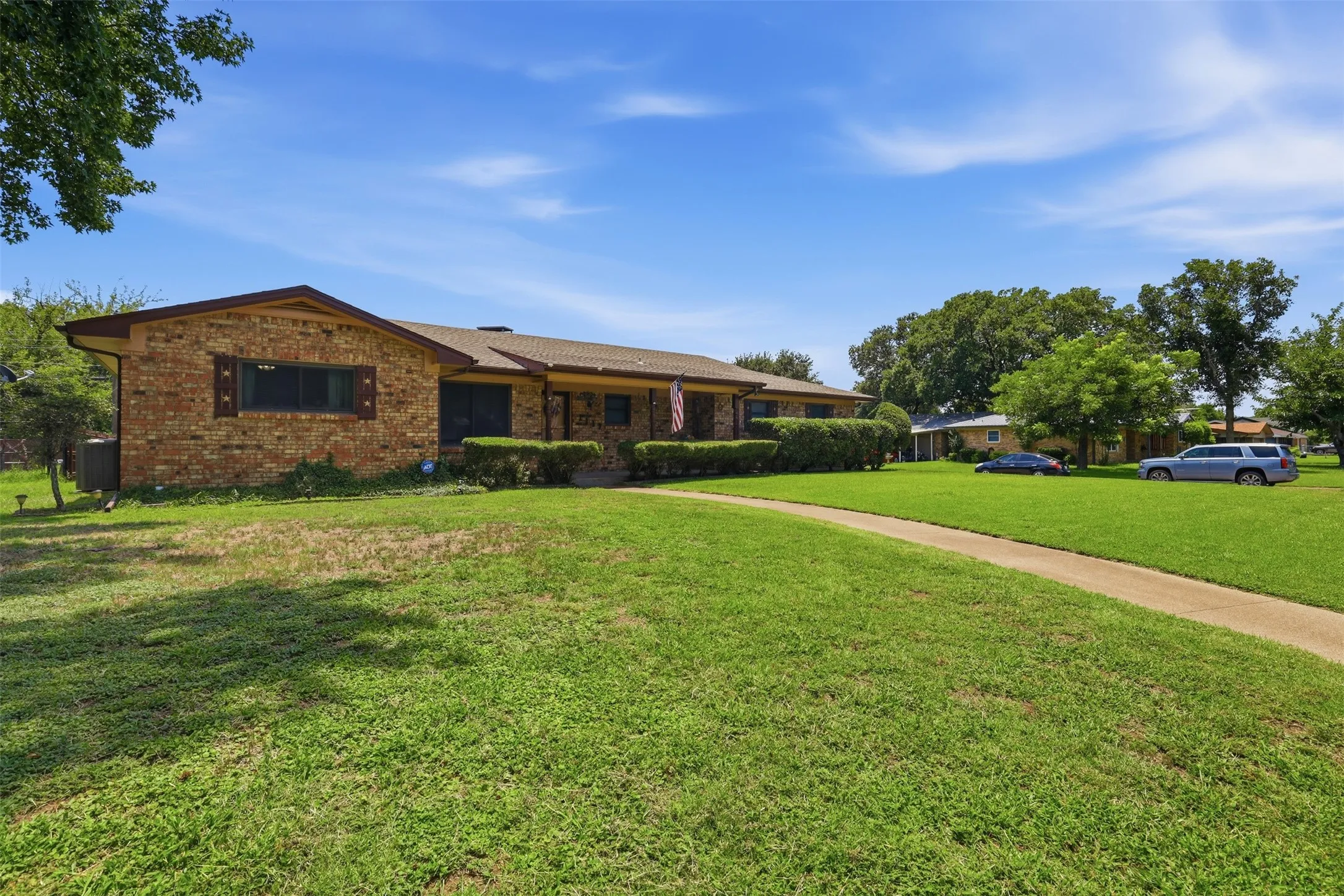 Single Family Residence For Sale in Johnson County , 1117 Sheridan Lane, Cleburne, Texas 76033, 3 Bedroom, 2 Bathroom, 2 Garage spaces, 1,806 Sqft, built in 1966, mls#21313997, Real Estate Agent in Cleburne, Homes For Sale in Johnson county, Homes For Sale in Cleburne, Realtor in Cleburne Texas, Real Estate Brokerage Independent Realty Texas, Luminita Cordes Realtor