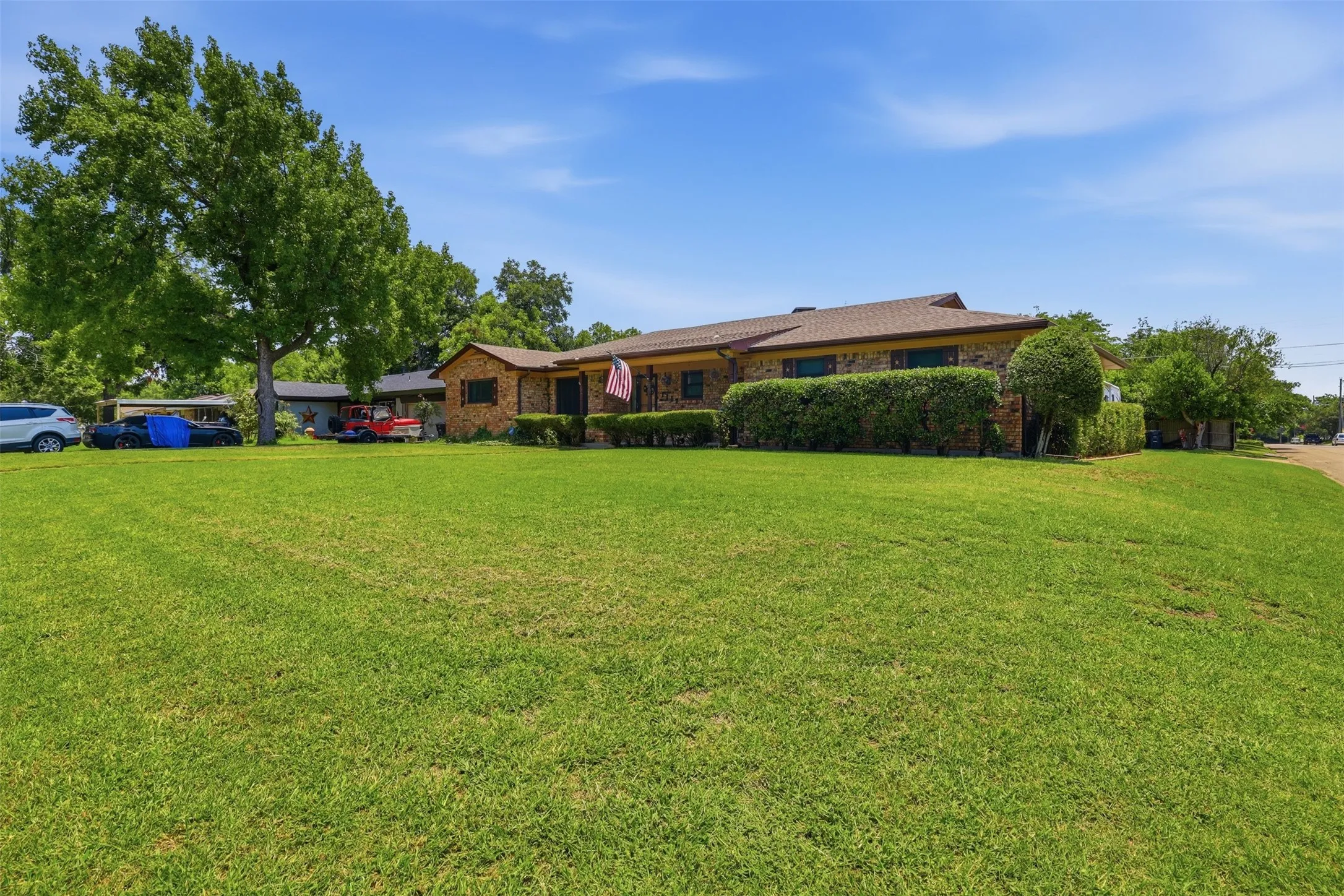 Single Family Residence For Sale in Johnson County , 1117 Sheridan Lane, Cleburne, Texas 76033, 3 Bedroom, 2 Bathroom, 2 Garage spaces, 1,806 Sqft, built in 1966, mls#21313997, Real Estate Agent in Cleburne, Homes For Sale in Johnson county, Homes For Sale in Cleburne, Realtor in Cleburne Texas, Real Estate Brokerage Independent Realty Texas, Luminita Cordes Realtor