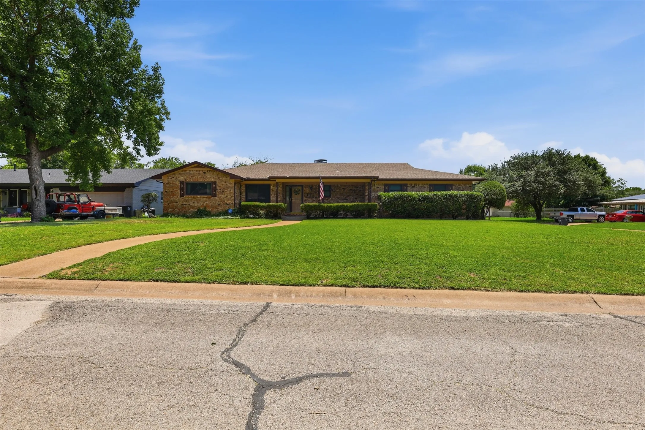 Single Family Residence For Sale in Johnson County , 1117 Sheridan Lane, Cleburne, Texas 76033, 3 Bedroom, 2 Bathroom, 2 Garage spaces, 1,806 Sqft, built in 1966, mls#21313997, Real Estate Agent in Cleburne, Homes For Sale in Johnson county, Homes For Sale in Cleburne, Realtor in Cleburne Texas, Real Estate Brokerage Independent Realty Texas, Luminita Cordes Realtor