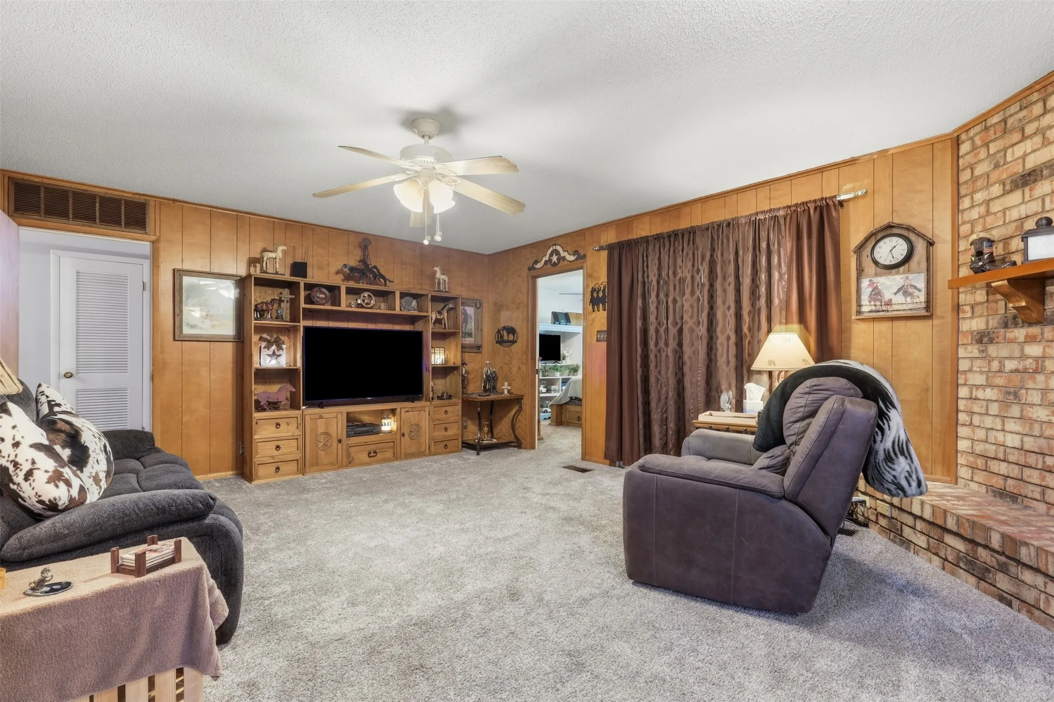 Single Family Residence For Sale in Johnson County , 1117 Sheridan Lane, Cleburne, Texas 76033, 3 Bedroom, 2 Bathroom, 2 Garage spaces, 1,806 Sqft, built in 1966, mls#21313997, Real Estate Agent in Cleburne, Homes For Sale in Johnson county, Homes For Sale in Cleburne, Realtor in Cleburne Texas, Real Estate Brokerage Independent Realty Texas, Luminita Cordes Realtor