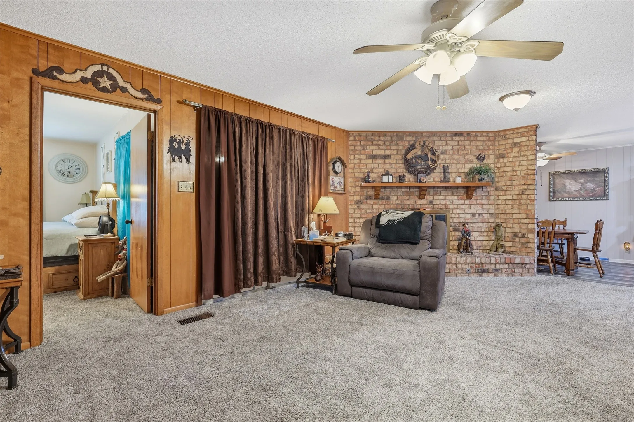 Single Family Residence For Sale in Johnson County , 1117 Sheridan Lane, Cleburne, Texas 76033, 3 Bedroom, 2 Bathroom, 2 Garage spaces, 1,806 Sqft, built in 1966, mls#21313997, Real Estate Agent in Cleburne, Homes For Sale in Johnson county, Homes For Sale in Cleburne, Realtor in Cleburne Texas, Real Estate Brokerage Independent Realty Texas, Luminita Cordes Realtor