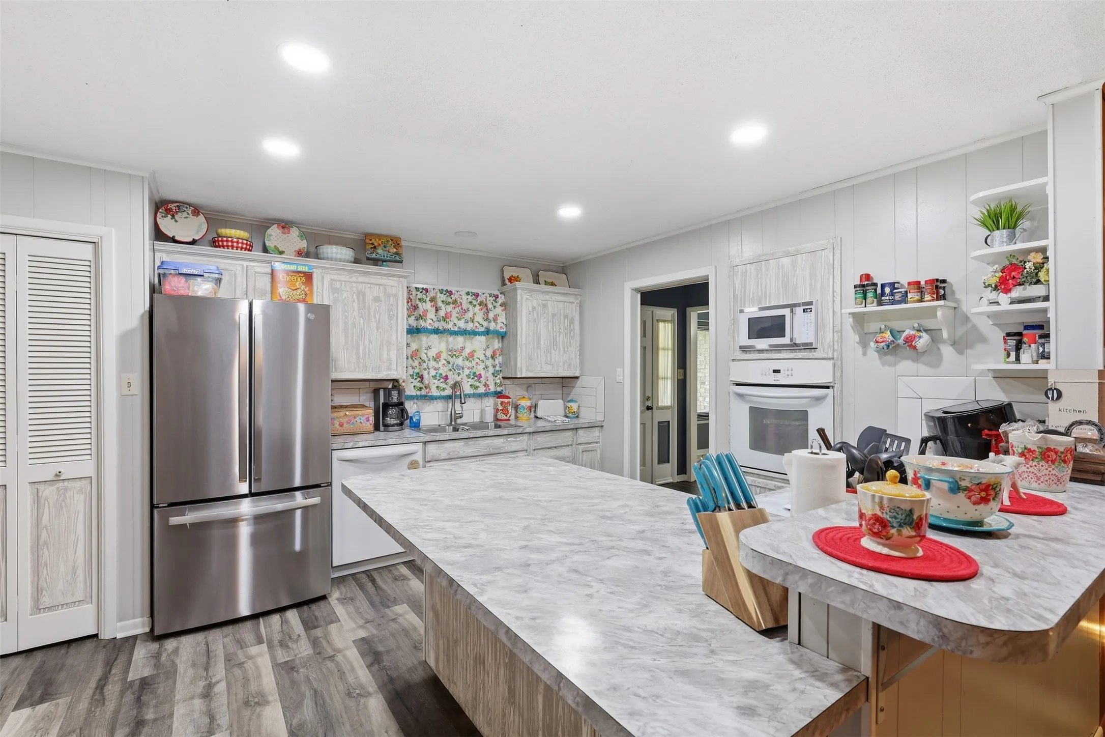 Single Family Residence For Sale in Johnson County , 1117 Sheridan Lane, Cleburne, Texas 76033, 3 Bedroom, 2 Bathroom, 2 Garage spaces, 1,806 Sqft, built in 1966, mls#21313997, Real Estate Agent in Cleburne, Homes For Sale in Johnson county, Homes For Sale in Cleburne, Realtor in Cleburne Texas, Real Estate Brokerage Independent Realty Texas, Luminita Cordes Realtor