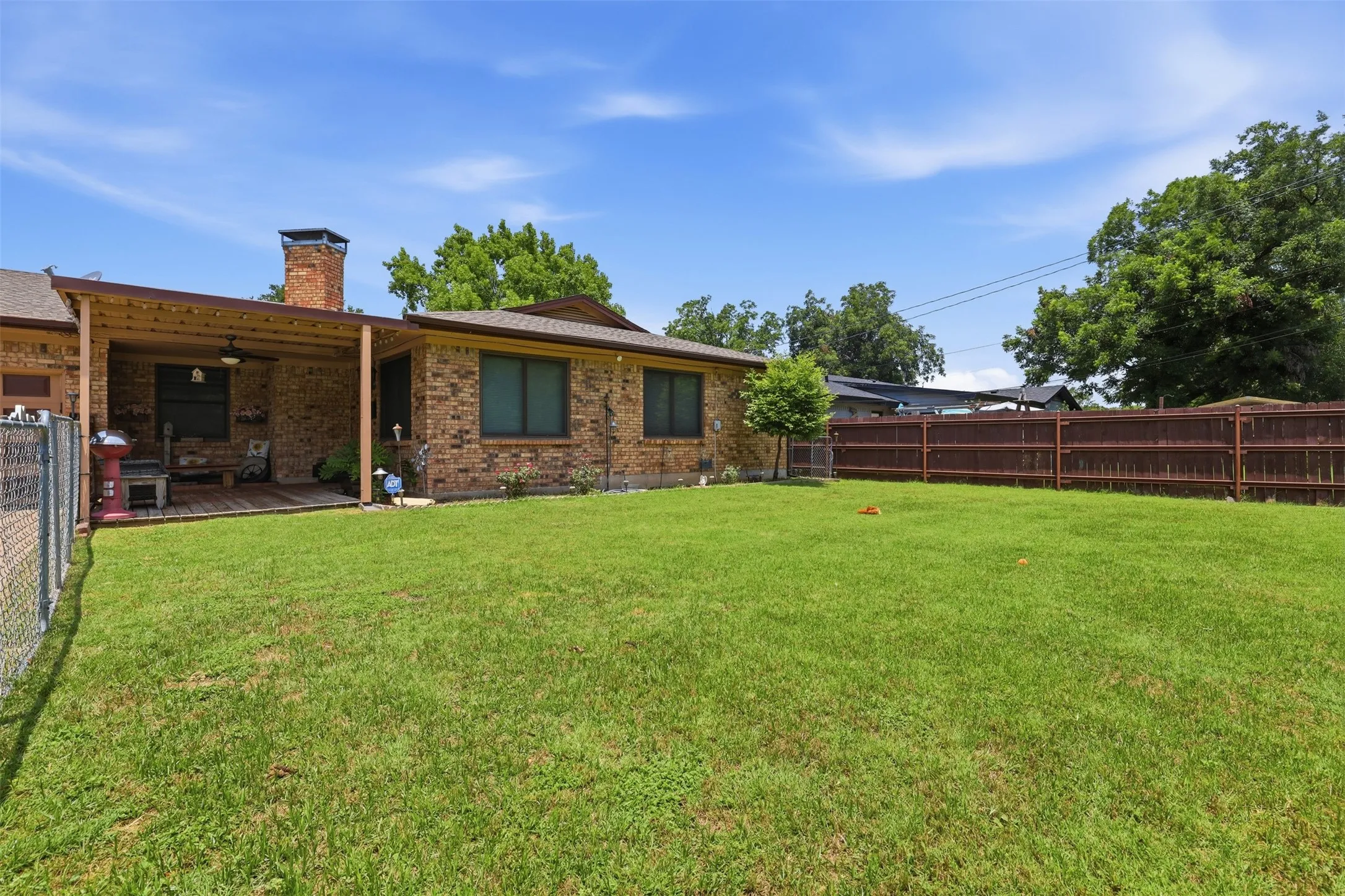 Single Family Residence For Sale in Johnson County , 1117 Sheridan Lane, Cleburne, Texas 76033, 3 Bedroom, 2 Bathroom, 2 Garage spaces, 1,806 Sqft, built in 1966, mls#21313997, Real Estate Agent in Cleburne, Homes For Sale in Johnson county, Homes For Sale in Cleburne, Realtor in Cleburne Texas, Real Estate Brokerage Independent Realty Texas, Luminita Cordes Realtor