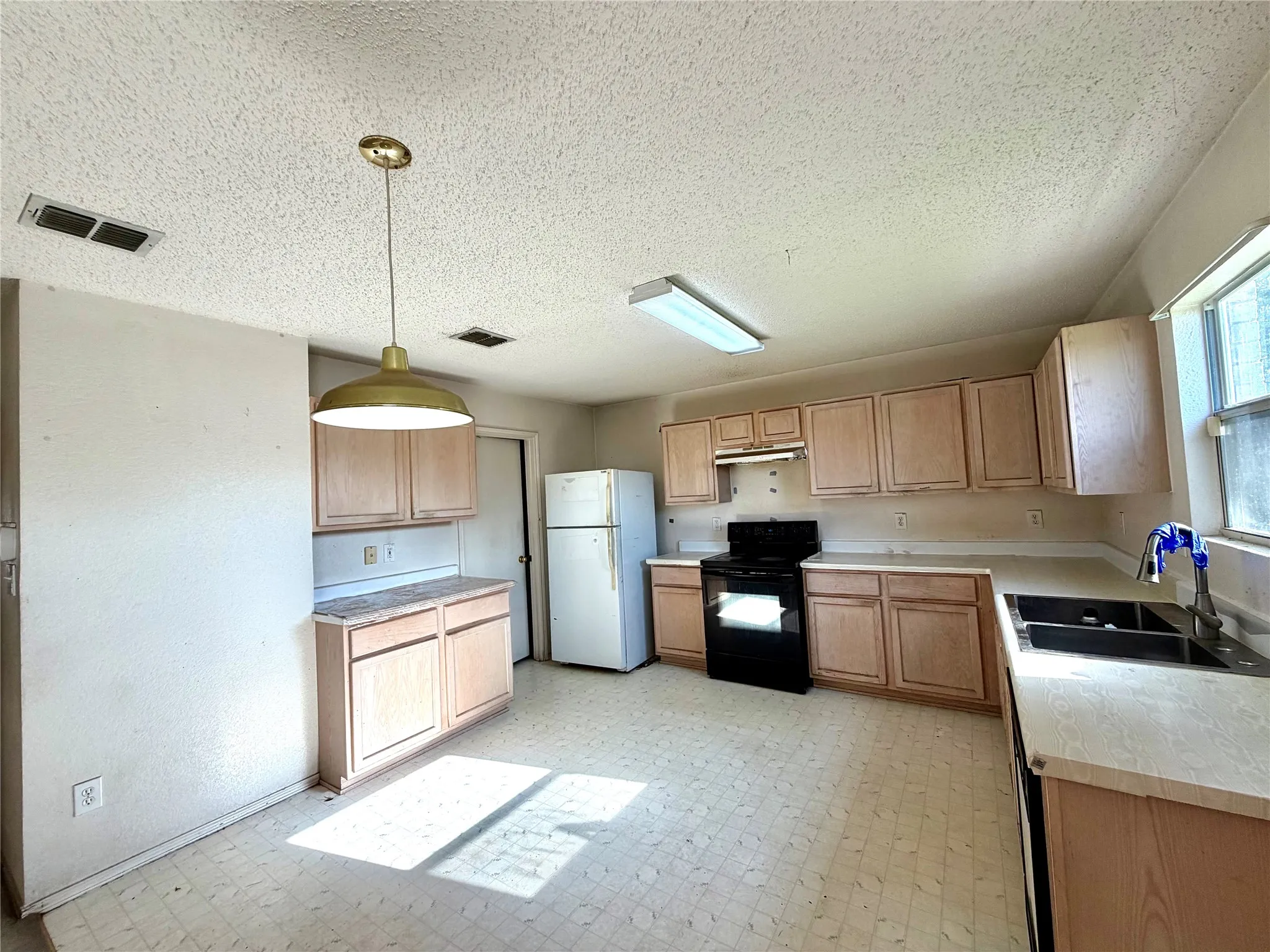 Single Family Residence For Sale in Dallas County , 1257 Regal Drive, Garland, Texas 75040, 4 Bedroom, 3 Bathroom, 2 Garage spaces, 2,792 Sqft, built in 1997, mls#21311241, Real Estate Agent in Garland, Homes For Sale in Dallas county, Homes For Sale in Garland, Realtor in Garland Texas, Real Estate Brokerage Independent Realty Texas, Luminita Cordes Realtor
