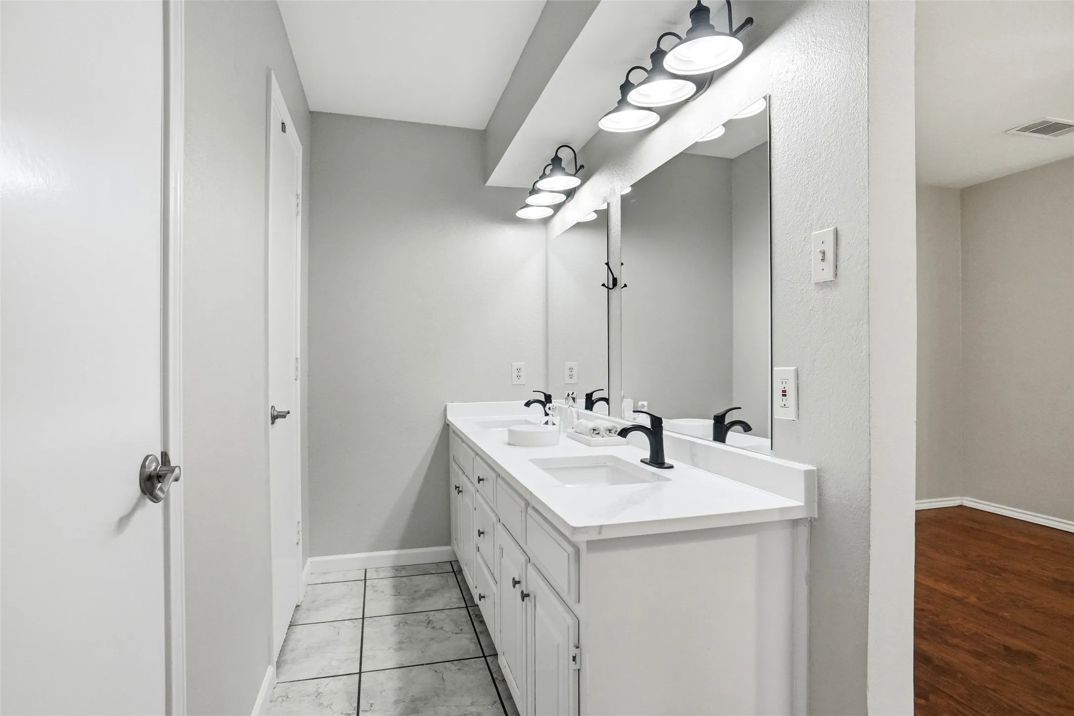 Single Family Residence For Sale in Tarrant County , 908 Santa Fe Trail, Keller, Texas 76248, 3 Bedroom, 2 Bathroom, 2 Garage spaces, 1,426 Sqft, built in 1984, mls#21309499, Real Estate Agent in Keller, Homes For Sale in Tarrant county, Homes For Sale in Keller, Realtor in Keller Texas, Real Estate Brokerage Independent Realty Texas, Luminita Cordes Realtor