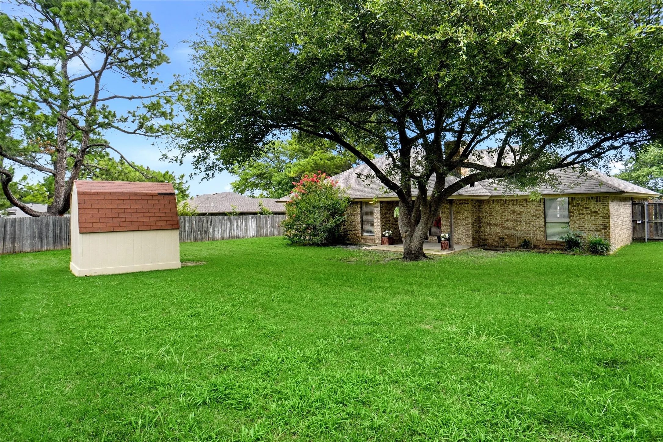 Single Family Residence For Sale in Tarrant County , 908 Santa Fe Trail, Keller, Texas 76248, 3 Bedroom, 2 Bathroom, 2 Garage spaces, 1,426 Sqft, built in 1984, mls#21309499, Real Estate Agent in Keller, Homes For Sale in Tarrant county, Homes For Sale in Keller, Realtor in Keller Texas, Real Estate Brokerage Independent Realty Texas, Luminita Cordes Realtor