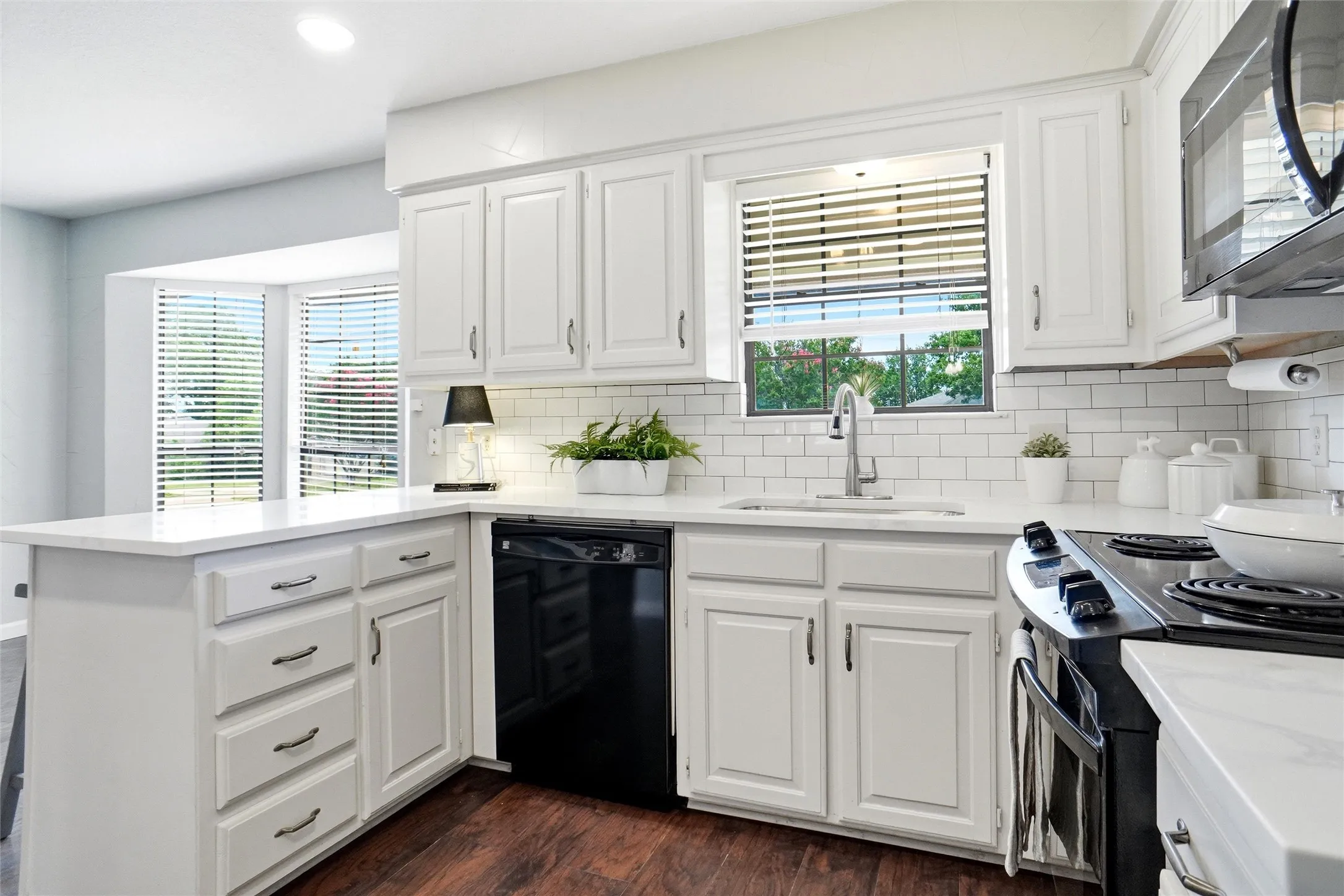 Single Family Residence For Sale in Tarrant County , 908 Santa Fe Trail, Keller, Texas 76248, 3 Bedroom, 2 Bathroom, 2 Garage spaces, 1,426 Sqft, built in 1984, mls#21309499, Real Estate Agent in Keller, Homes For Sale in Tarrant county, Homes For Sale in Keller, Realtor in Keller Texas, Real Estate Brokerage Independent Realty Texas, Luminita Cordes Realtor