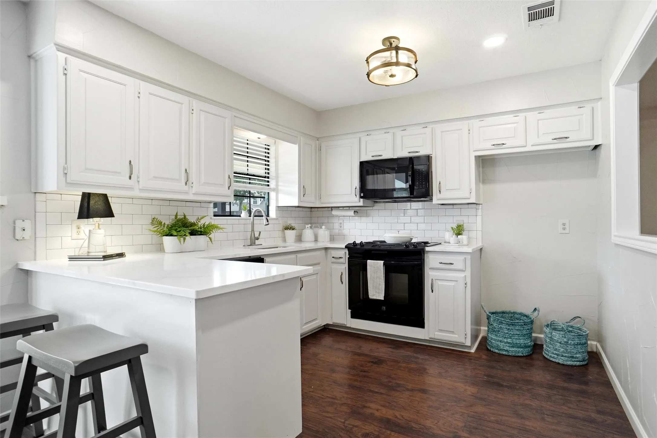 Single Family Residence For Sale in Tarrant County , 908 Santa Fe Trail, Keller, Texas 76248, 3 Bedroom, 2 Bathroom, 2 Garage spaces, 1,426 Sqft, built in 1984, mls#21309499, Real Estate Agent in Keller, Homes For Sale in Tarrant county, Homes For Sale in Keller, Realtor in Keller Texas, Real Estate Brokerage Independent Realty Texas, Luminita Cordes Realtor