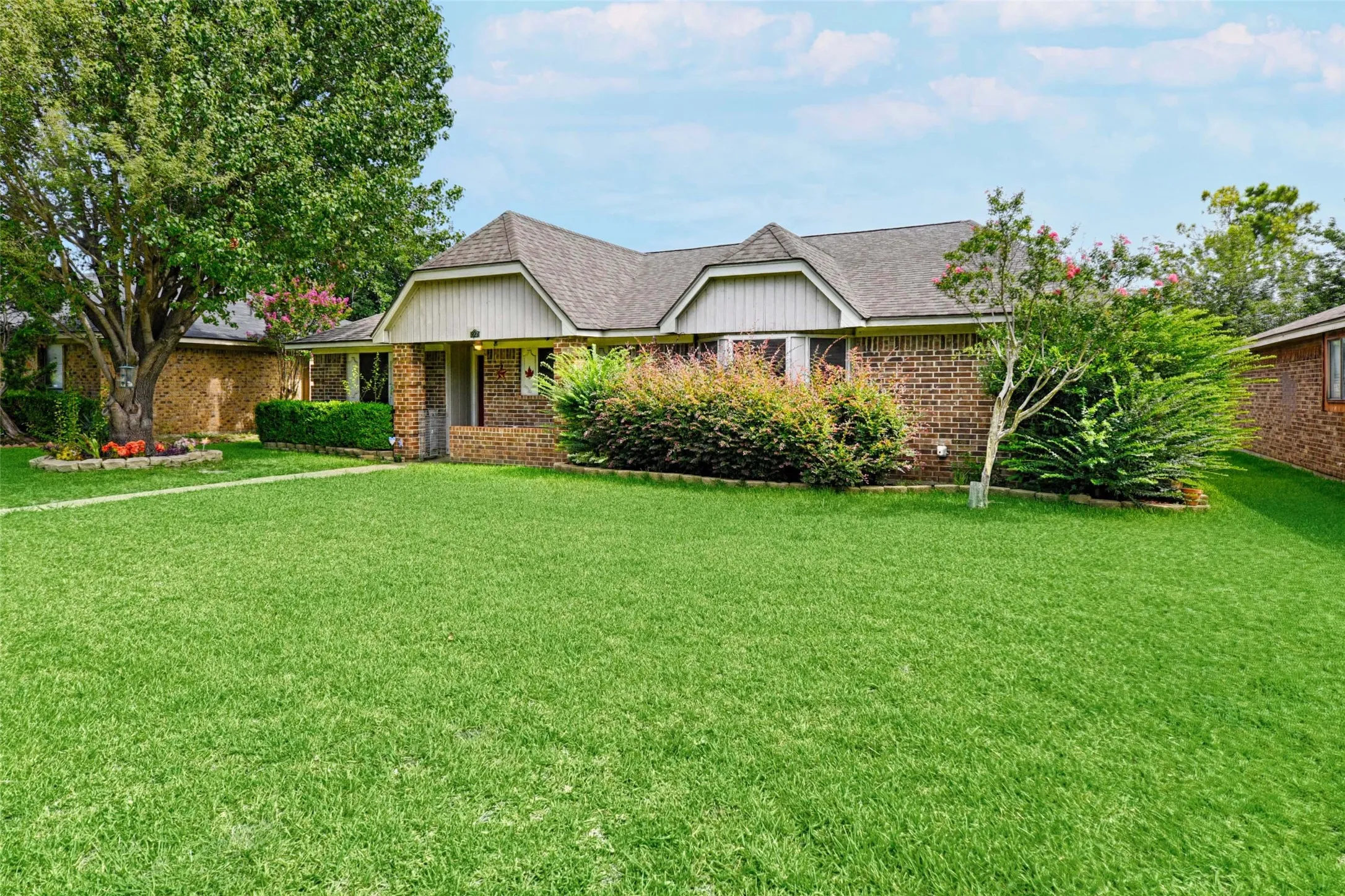 Single Family Residence For Sale in Dallas County , 923 Courtney, Mesquite, Texas 75150, 3 Bedroom, 2 Bathroom, 2 Garage spaces, 1,393 Sqft, built in 1984, mls#21286636, Real Estate Agent in Mesquite, Homes For Sale in Dallas county, Homes For Sale in Mesquite, Realtor in Mesquite Texas, Real Estate Brokerage Independent Realty Texas, Luminita Cordes Realtor