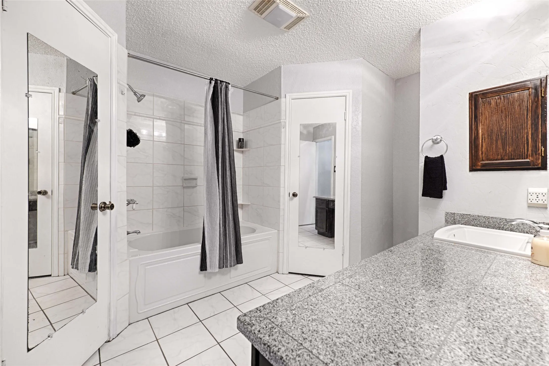 Single Family Residence For Sale in Dallas County , 923 Courtney, Mesquite, Texas 75150, 3 Bedroom, 2 Bathroom, 2 Garage spaces, 1,393 Sqft, built in 1984, mls#21286636, Real Estate Agent in Mesquite, Homes For Sale in Dallas county, Homes For Sale in Mesquite, Realtor in Mesquite Texas, Real Estate Brokerage Independent Realty Texas, Luminita Cordes Realtor