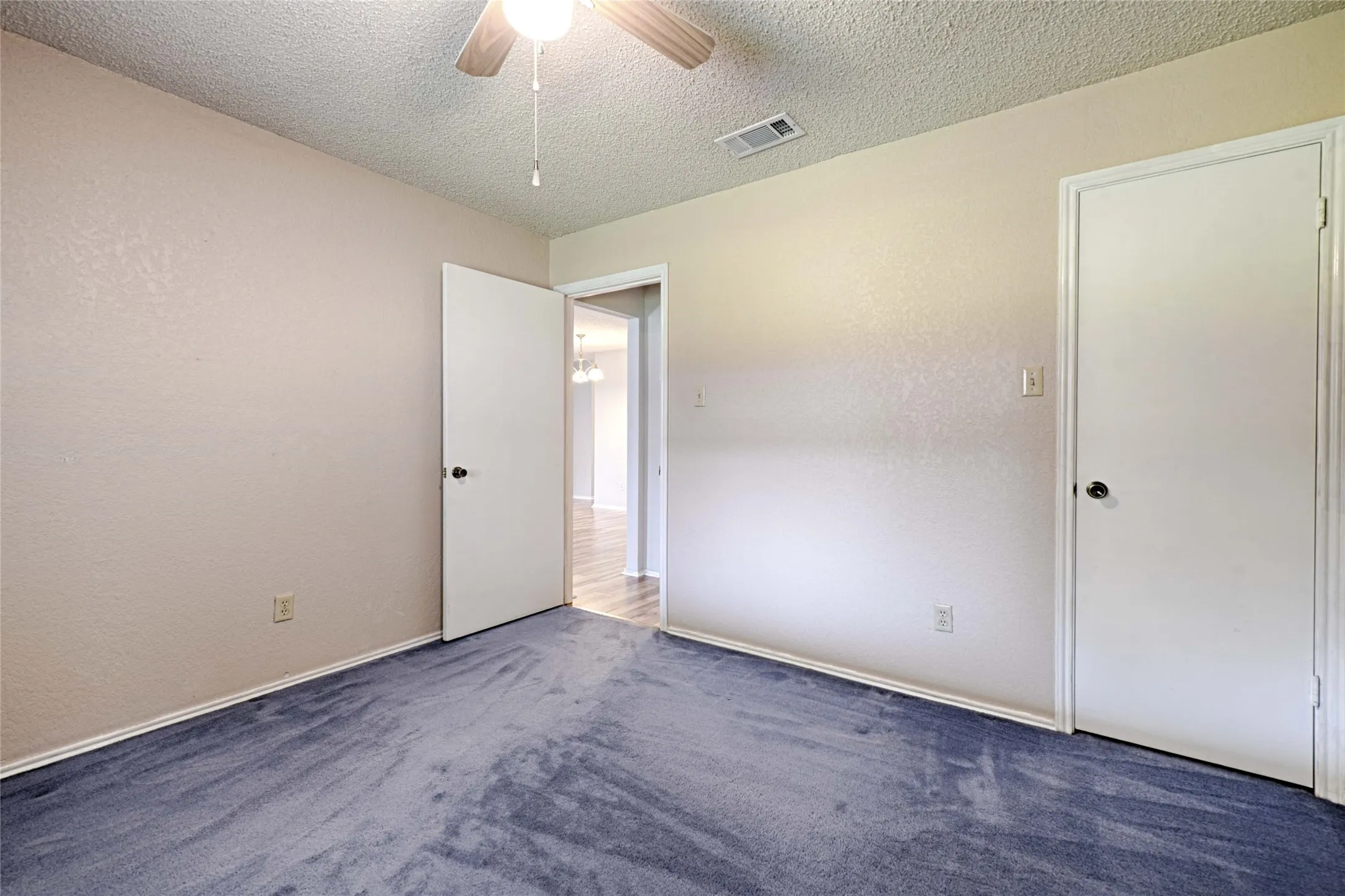 Single Family Residence For Sale in Dallas County , 923 Courtney, Mesquite, Texas 75150, 3 Bedroom, 2 Bathroom, 2 Garage spaces, 1,393 Sqft, built in 1984, mls#21286636, Real Estate Agent in Mesquite, Homes For Sale in Dallas county, Homes For Sale in Mesquite, Realtor in Mesquite Texas, Real Estate Brokerage Independent Realty Texas, Luminita Cordes Realtor