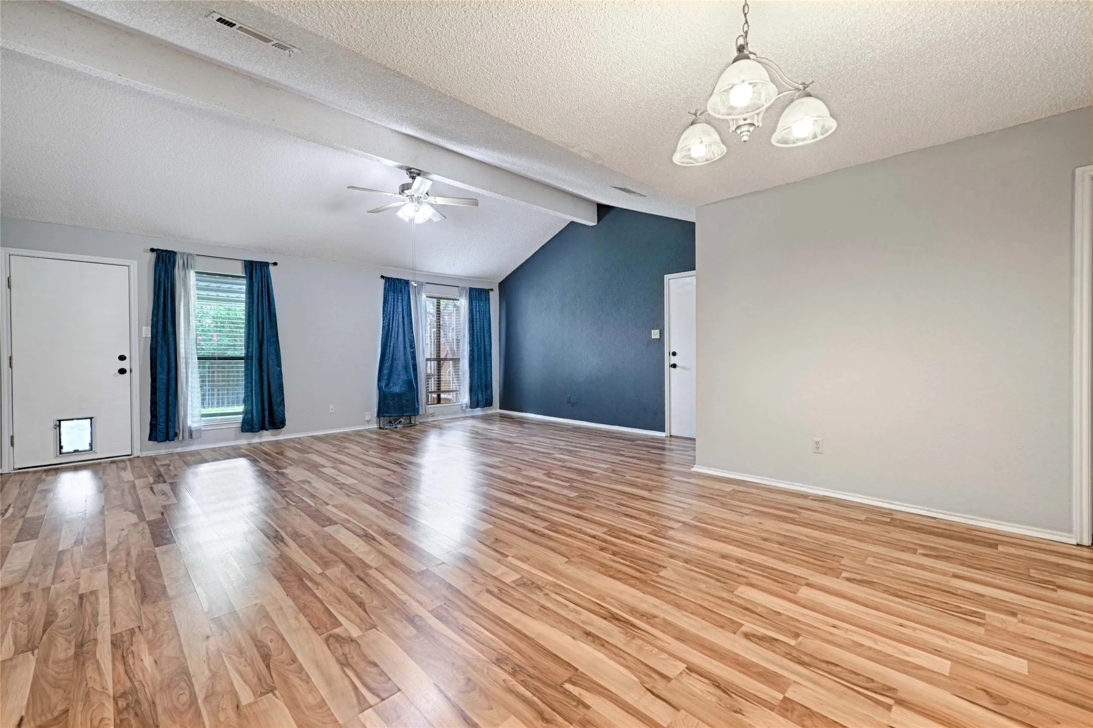 Single Family Residence For Sale in Dallas County , 923 Courtney, Mesquite, Texas 75150, 3 Bedroom, 2 Bathroom, 2 Garage spaces, 1,393 Sqft, built in 1984, mls#21286636, Real Estate Agent in Mesquite, Homes For Sale in Dallas county, Homes For Sale in Mesquite, Realtor in Mesquite Texas, Real Estate Brokerage Independent Realty Texas, Luminita Cordes Realtor