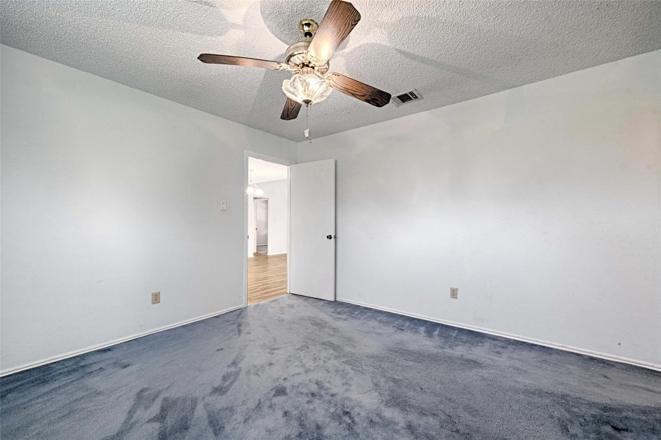 Single Family Residence For Sale in Dallas County , 923 Courtney, Mesquite, Texas 75150, 3 Bedroom, 2 Bathroom, 2 Garage spaces, 1,393 Sqft, built in 1984, mls#21286636, Real Estate Agent in Mesquite, Homes For Sale in Dallas county, Homes For Sale in Mesquite, Realtor in Mesquite Texas, Real Estate Brokerage Independent Realty Texas, Luminita Cordes Realtor