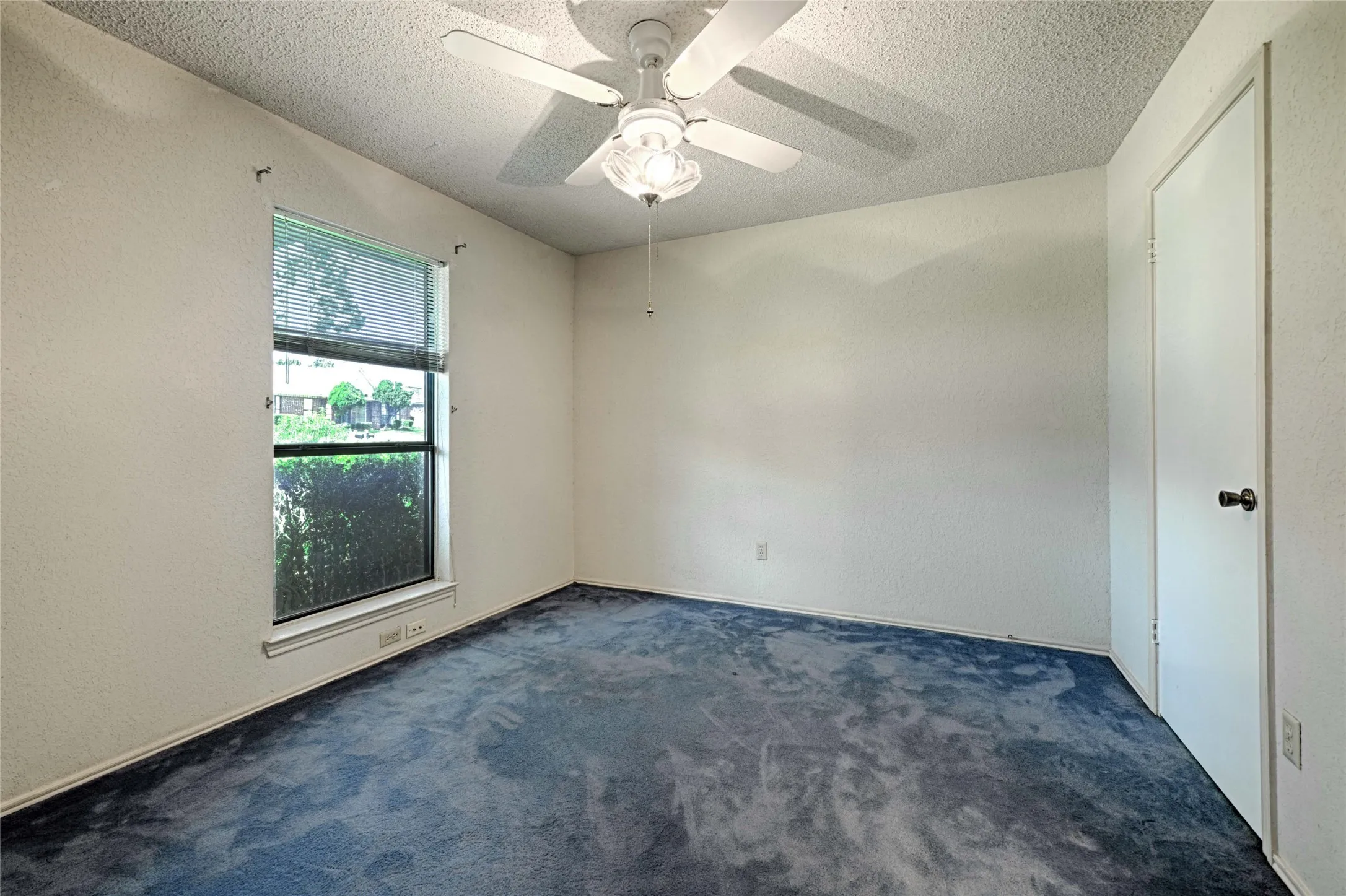 Single Family Residence For Sale in Dallas County , 923 Courtney, Mesquite, Texas 75150, 3 Bedroom, 2 Bathroom, 2 Garage spaces, 1,393 Sqft, built in 1984, mls#21286636, Real Estate Agent in Mesquite, Homes For Sale in Dallas county, Homes For Sale in Mesquite, Realtor in Mesquite Texas, Real Estate Brokerage Independent Realty Texas, Luminita Cordes Realtor