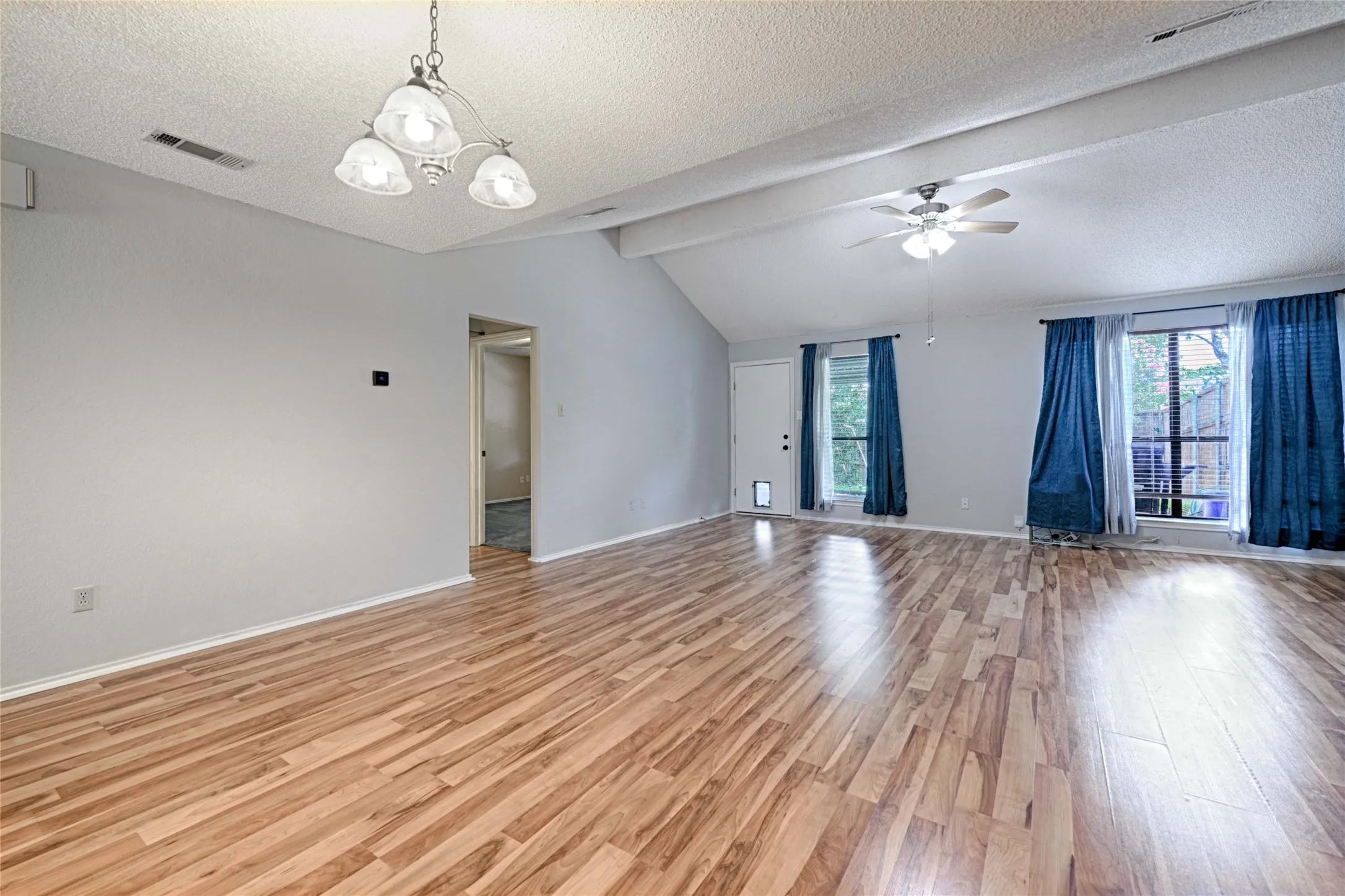 Single Family Residence For Sale in Dallas County , 923 Courtney, Mesquite, Texas 75150, 3 Bedroom, 2 Bathroom, 2 Garage spaces, 1,393 Sqft, built in 1984, mls#21286636, Real Estate Agent in Mesquite, Homes For Sale in Dallas county, Homes For Sale in Mesquite, Realtor in Mesquite Texas, Real Estate Brokerage Independent Realty Texas, Luminita Cordes Realtor