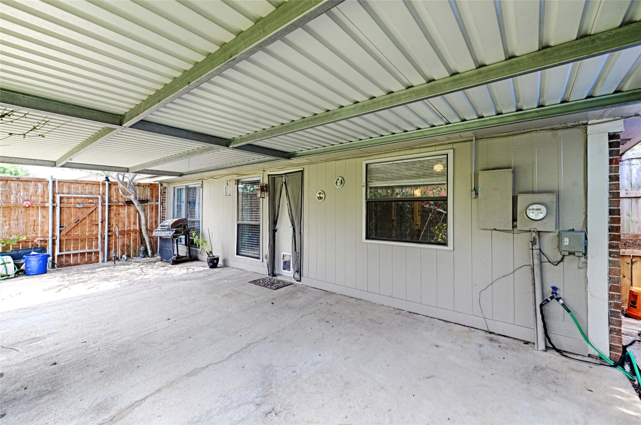 Single Family Residence For Sale in Dallas County , 923 Courtney, Mesquite, Texas 75150, 3 Bedroom, 2 Bathroom, 2 Garage spaces, 1,393 Sqft, built in 1984, mls#21286636, Real Estate Agent in Mesquite, Homes For Sale in Dallas county, Homes For Sale in Mesquite, Realtor in Mesquite Texas, Real Estate Brokerage Independent Realty Texas, Luminita Cordes Realtor