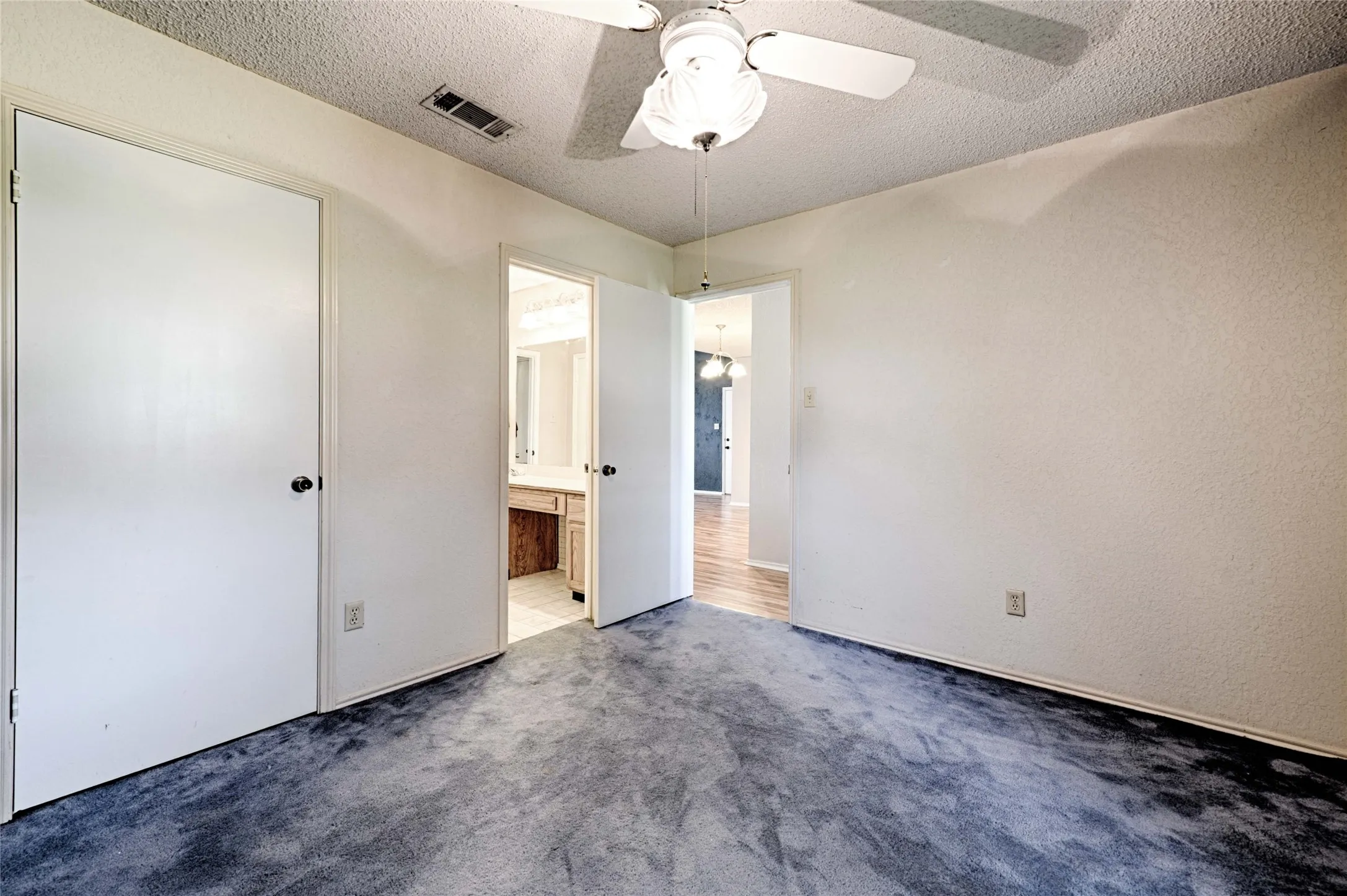 Single Family Residence For Sale in Dallas County , 923 Courtney, Mesquite, Texas 75150, 3 Bedroom, 2 Bathroom, 2 Garage spaces, 1,393 Sqft, built in 1984, mls#21286636, Real Estate Agent in Mesquite, Homes For Sale in Dallas county, Homes For Sale in Mesquite, Realtor in Mesquite Texas, Real Estate Brokerage Independent Realty Texas, Luminita Cordes Realtor