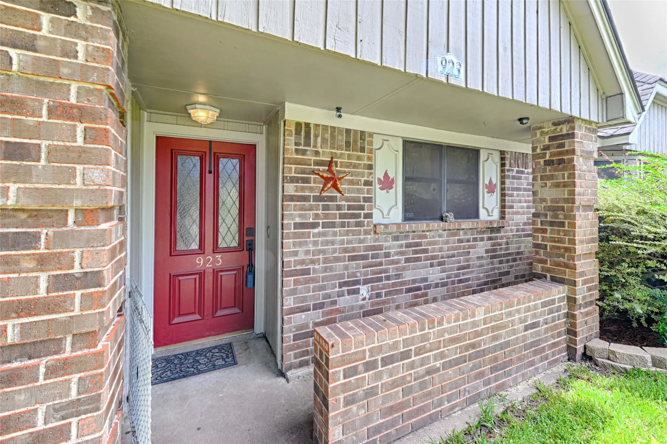 Single Family Residence For Sale in Dallas County , 923 Courtney, Mesquite, Texas 75150, 3 Bedroom, 2 Bathroom, 2 Garage spaces, 1,393 Sqft, built in 1984, mls#21286636, Real Estate Agent in Mesquite, Homes For Sale in Dallas county, Homes For Sale in Mesquite, Realtor in Mesquite Texas, Real Estate Brokerage Independent Realty Texas, Luminita Cordes Realtor