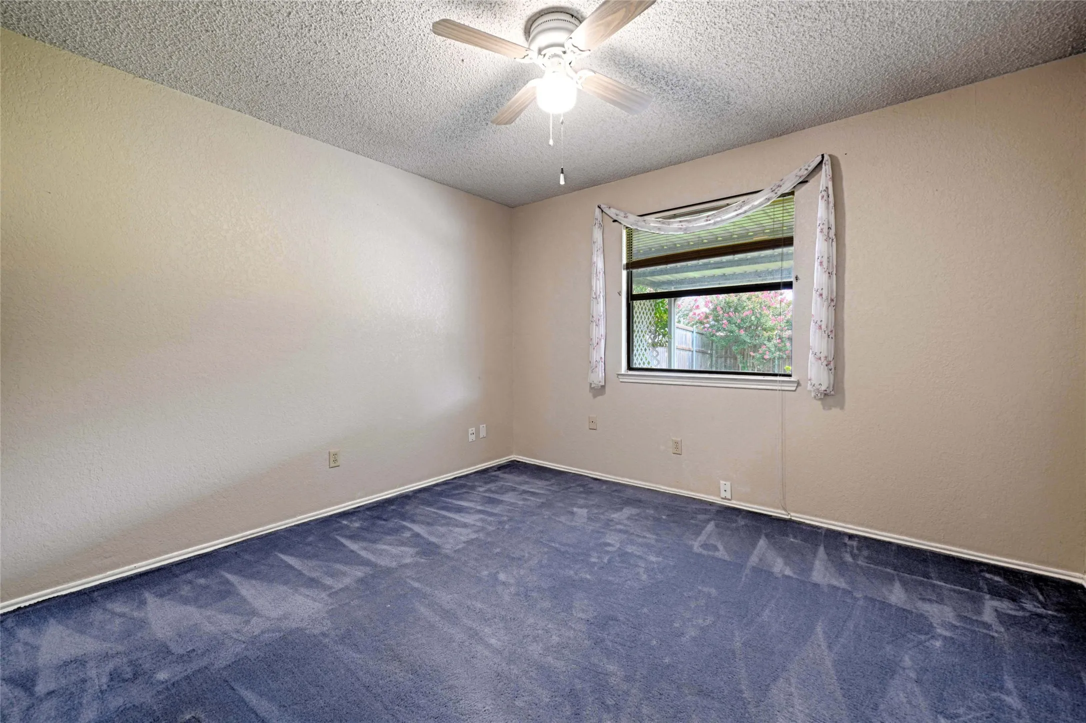 Single Family Residence For Sale in Dallas County , 923 Courtney, Mesquite, Texas 75150, 3 Bedroom, 2 Bathroom, 2 Garage spaces, 1,393 Sqft, built in 1984, mls#21286636, Real Estate Agent in Mesquite, Homes For Sale in Dallas county, Homes For Sale in Mesquite, Realtor in Mesquite Texas, Real Estate Brokerage Independent Realty Texas, Luminita Cordes Realtor