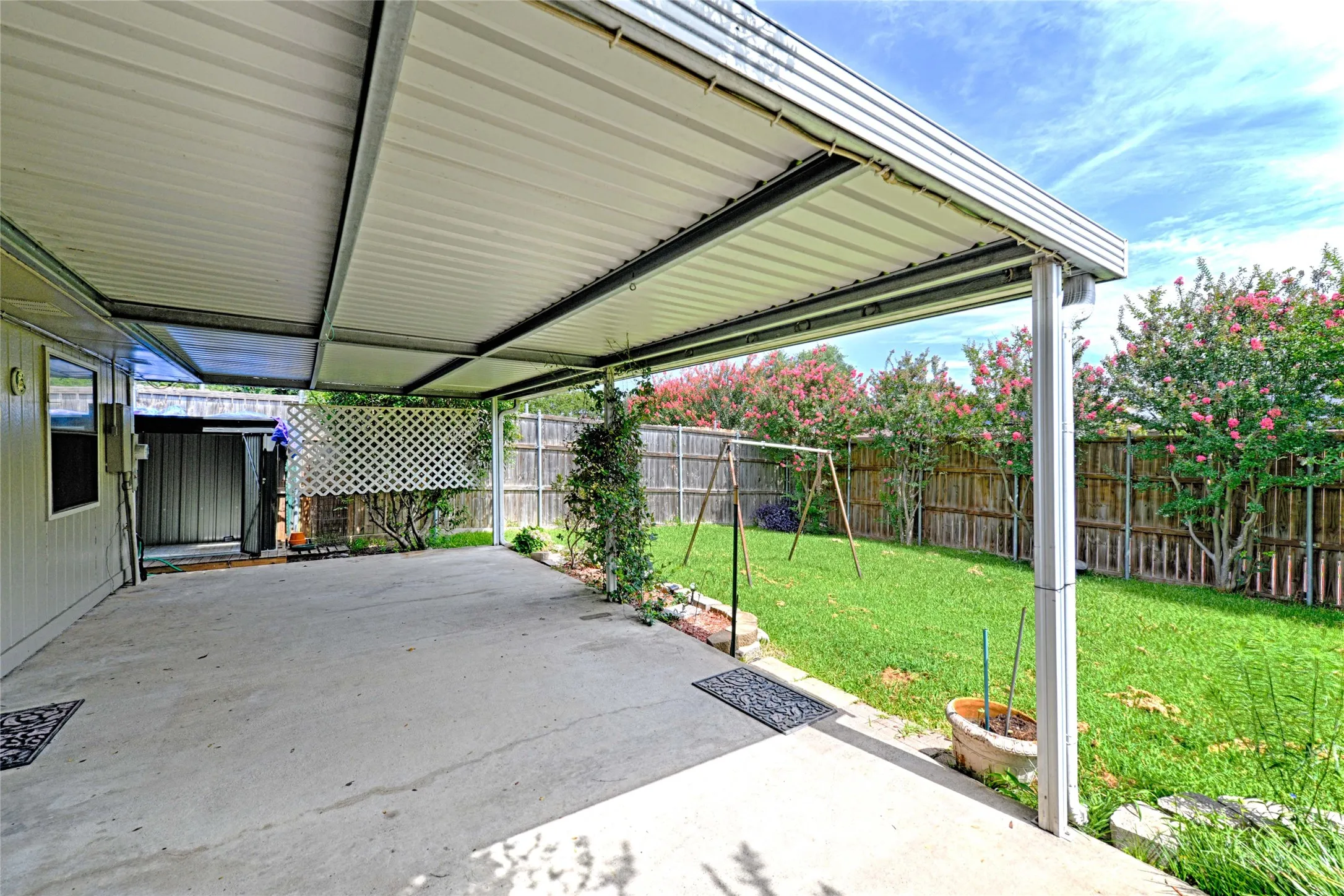 Single Family Residence For Sale in Dallas County , 923 Courtney, Mesquite, Texas 75150, 3 Bedroom, 2 Bathroom, 2 Garage spaces, 1,393 Sqft, built in 1984, mls#21286636, Real Estate Agent in Mesquite, Homes For Sale in Dallas county, Homes For Sale in Mesquite, Realtor in Mesquite Texas, Real Estate Brokerage Independent Realty Texas, Luminita Cordes Realtor